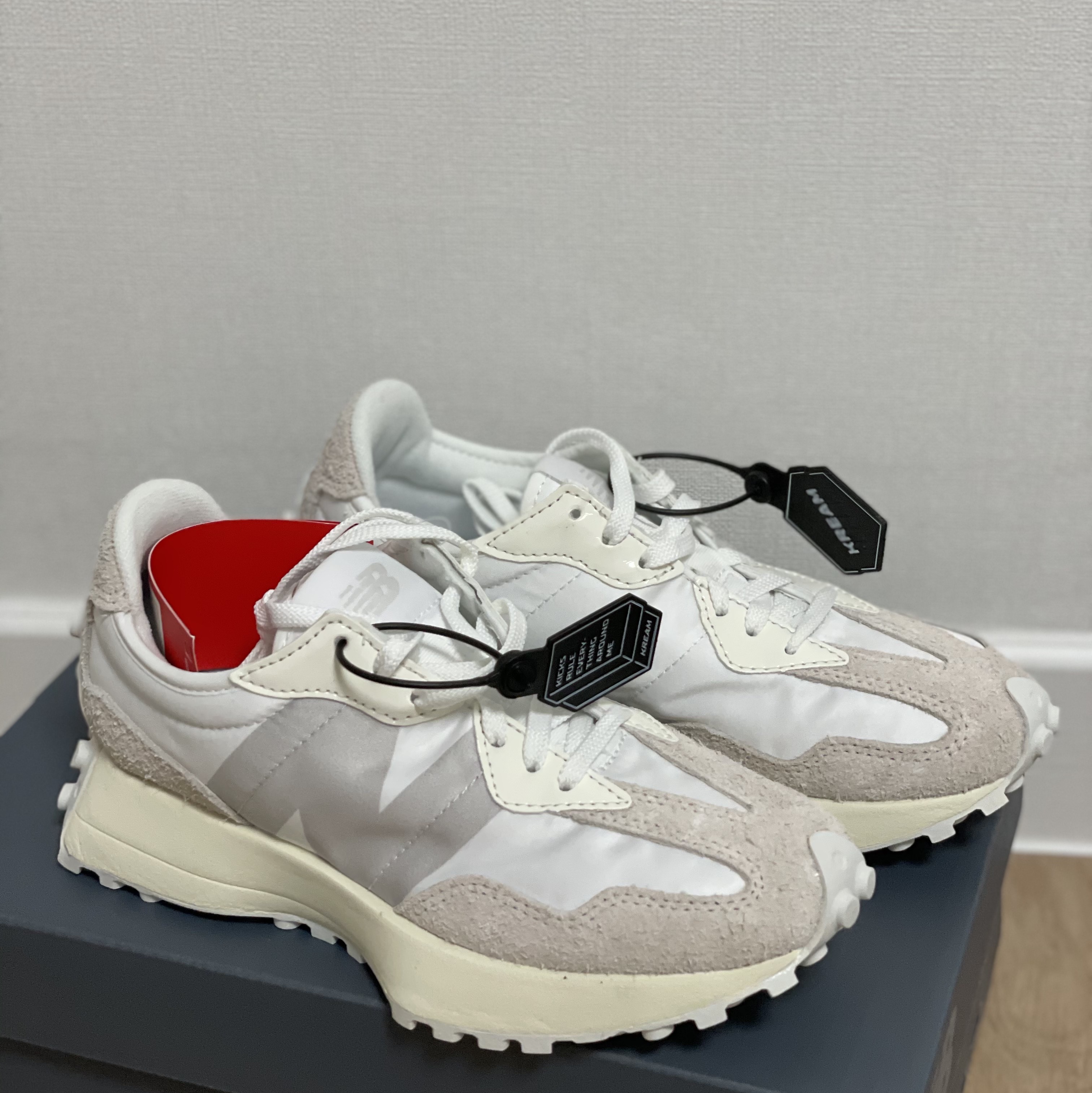 (W) New Balance 327 White Moonbeam 착용 스타일