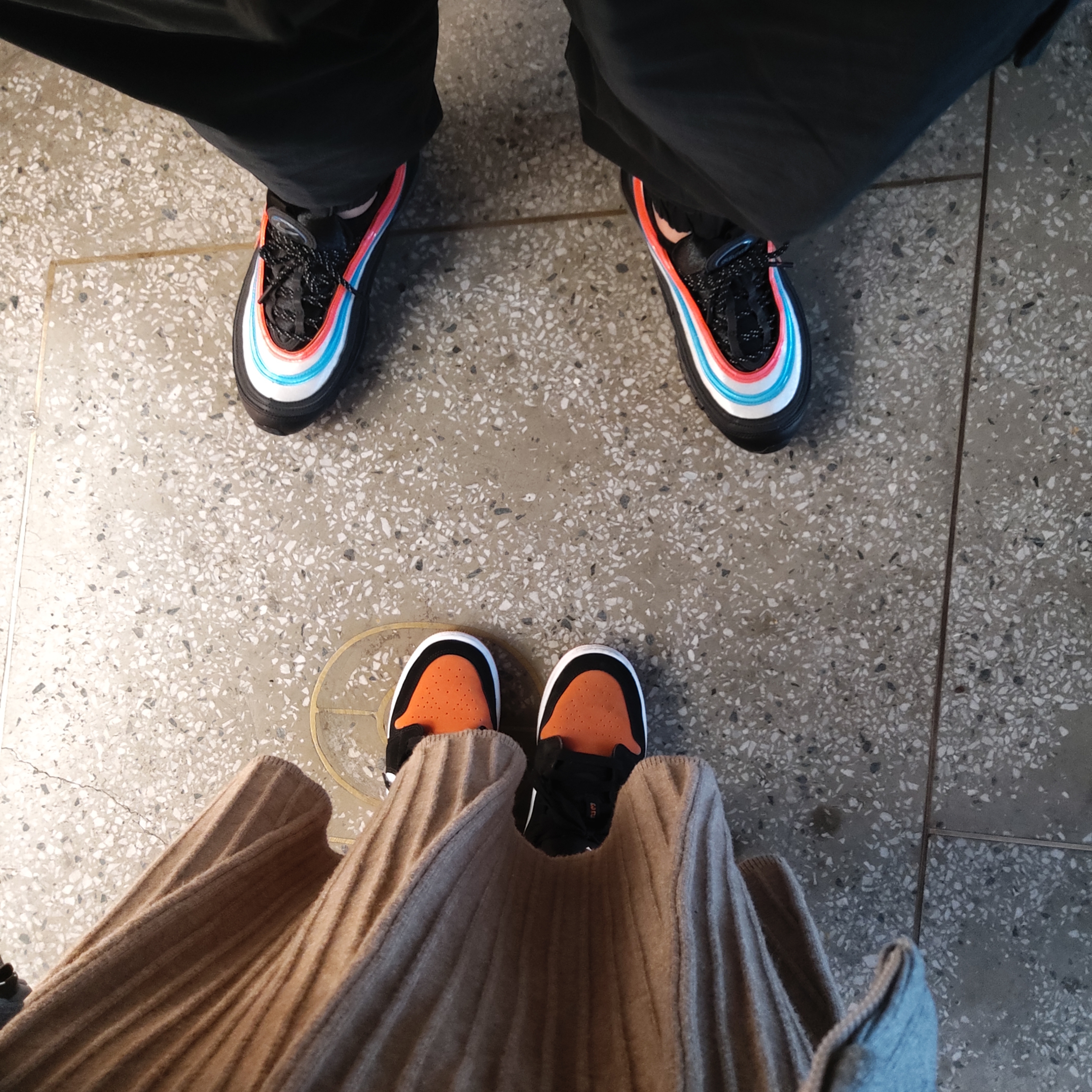 Nike Air Max 97 Neon Seoul, (GS) Jordan 1 Low Shattered Backboard 착용 스타일