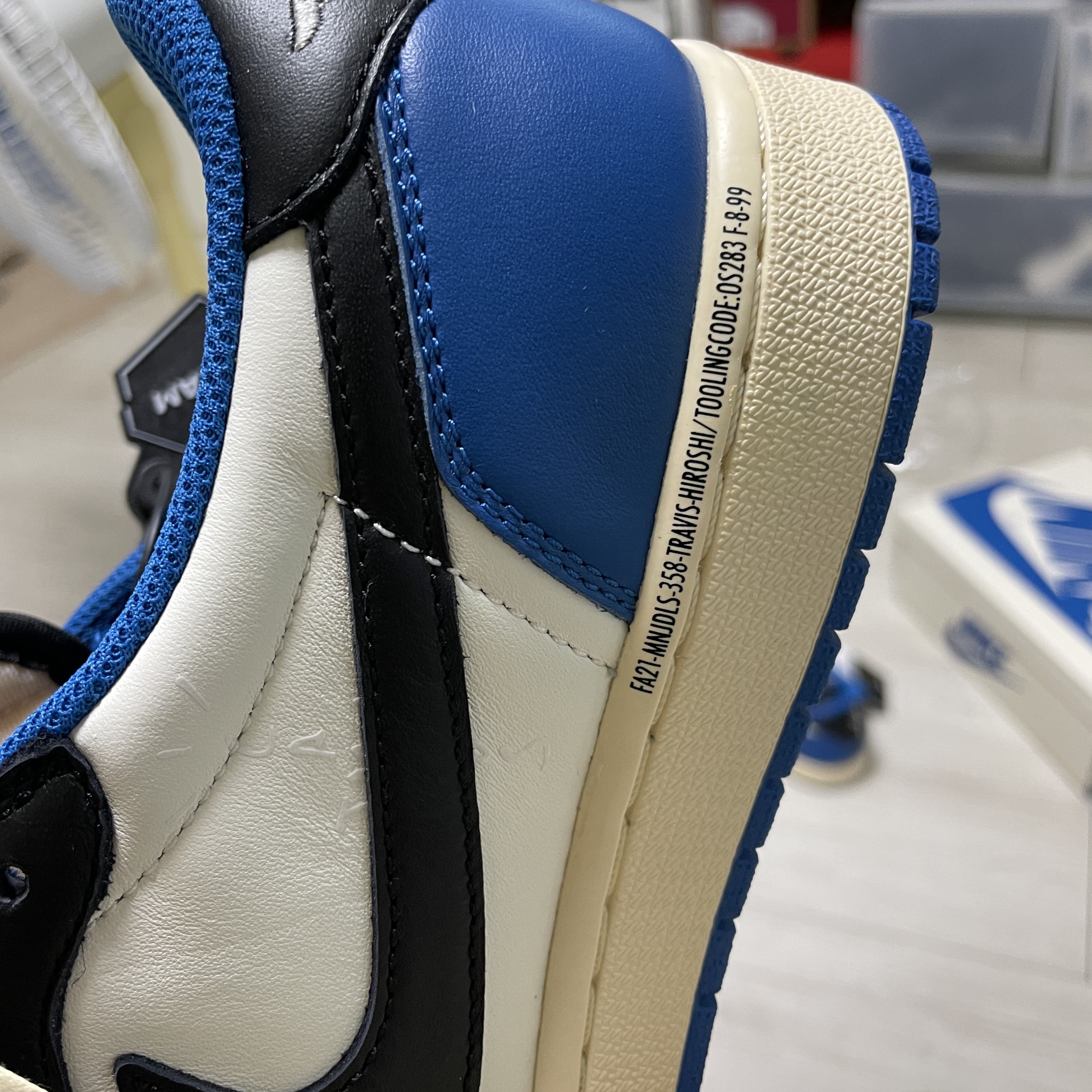 Jordan 1 x Travis Scott x Fragment Retro Low OG SP Military Blue 착용 스타일 - 1