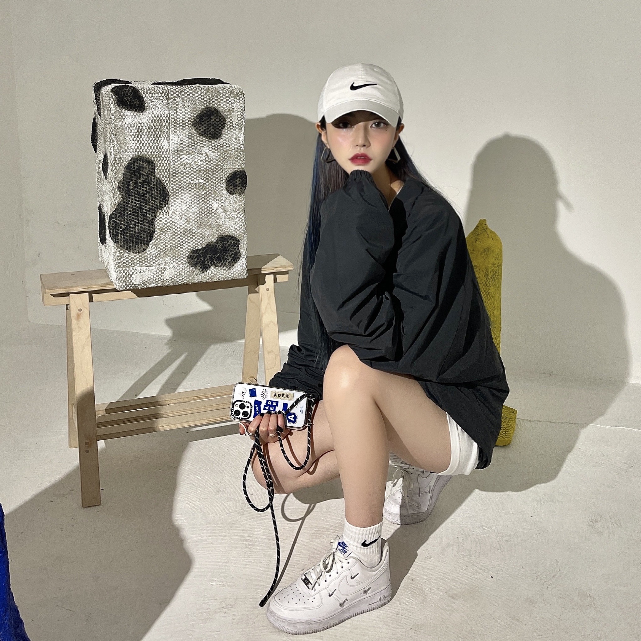 (W) Nike Air Force 1 Low '07 LX Chrome Luxe, Casetify x Ader Error Sticker Sling iPhone Case 착용 스타일 - 1