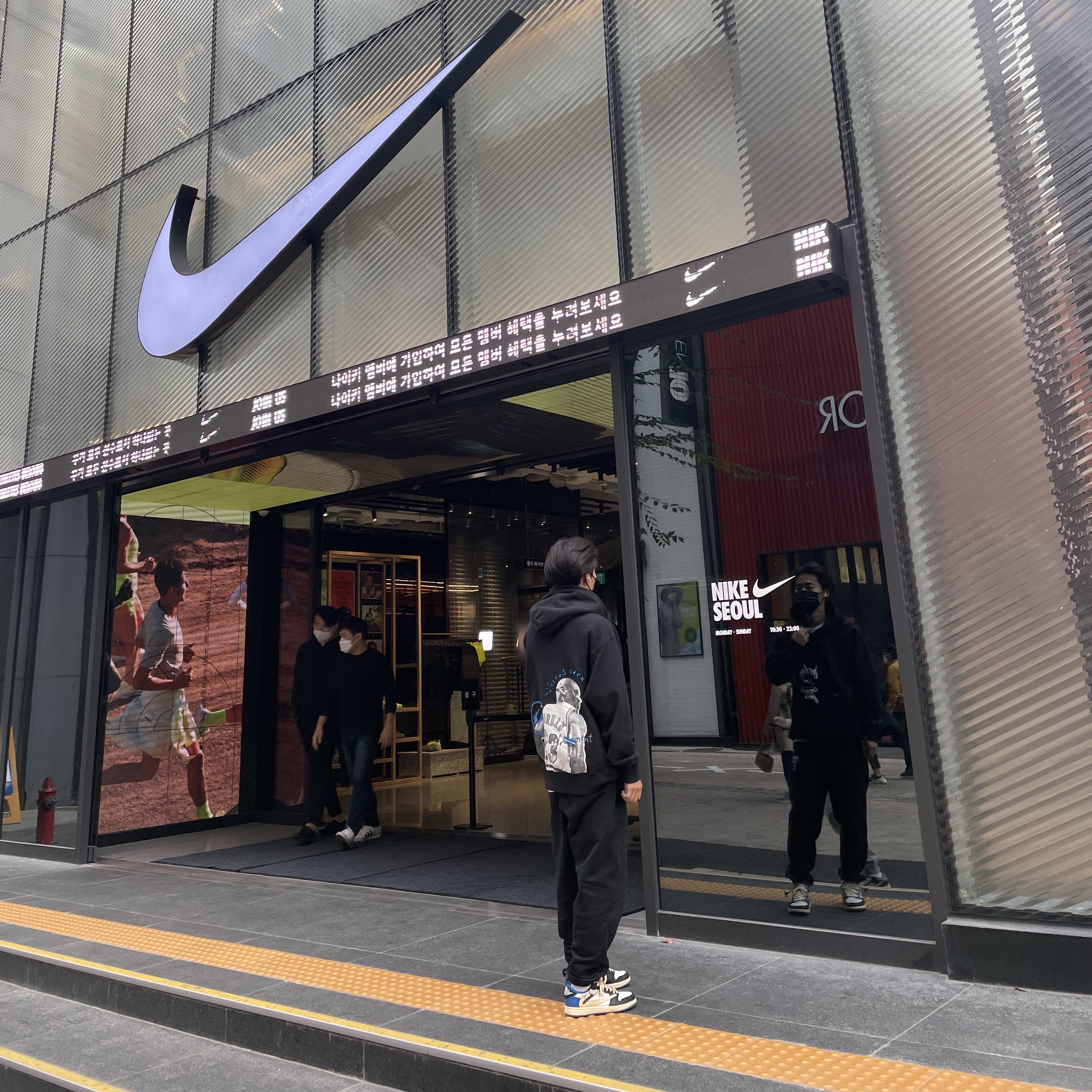 Jordan 1 x Travis Scott x Fragment Retro Low OG SP Military Blue, Jordan x Travis Scott x Fragment Hoodie Black (DJ0615-010) 착용 스타일 - 3