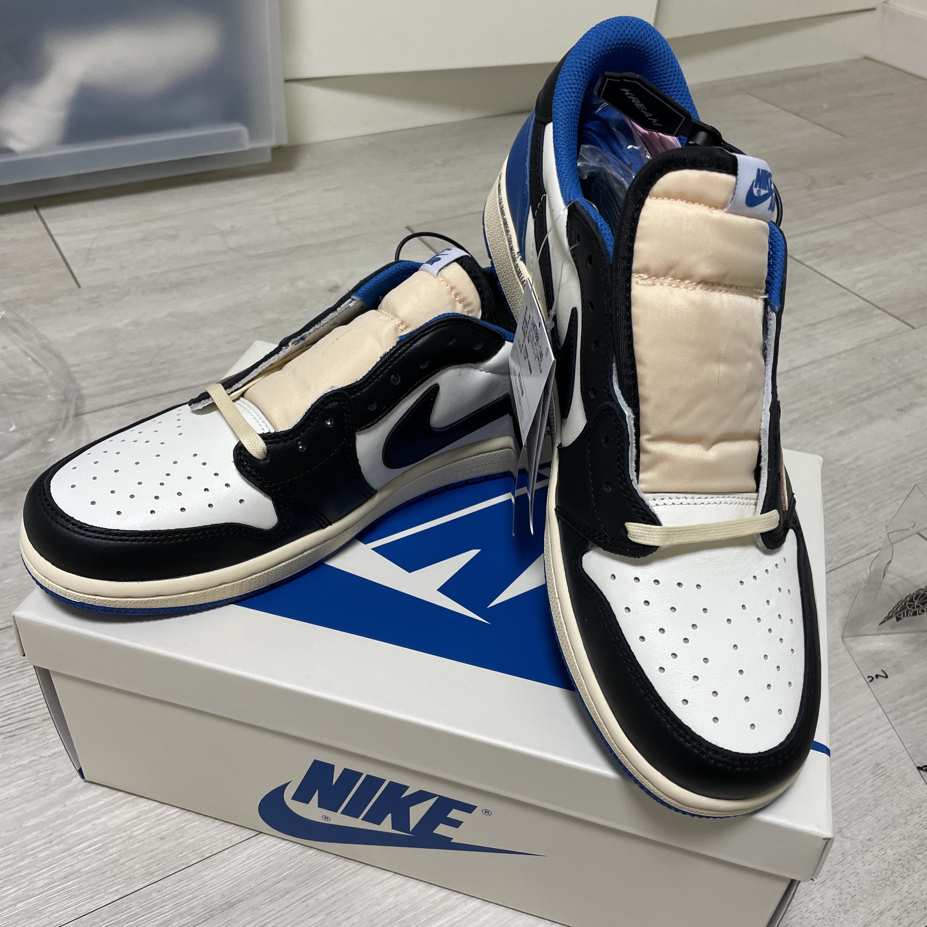 Jordan 1 x Travis Scott x Fragment Retro Low OG SP Military Blue 착용 스타일 - 4