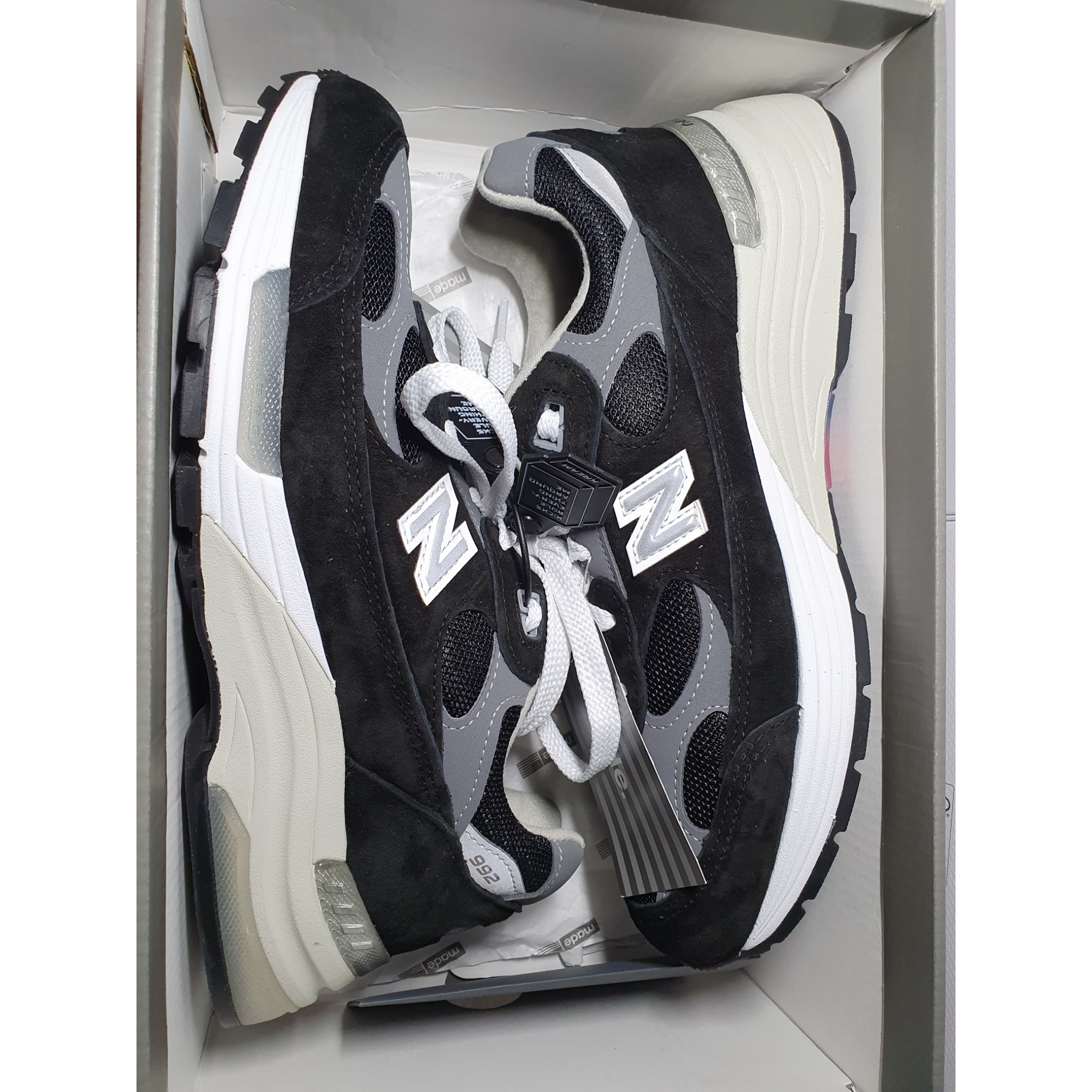 New Balance 992 Made in USA Black Grey 착용 스타일 - 1