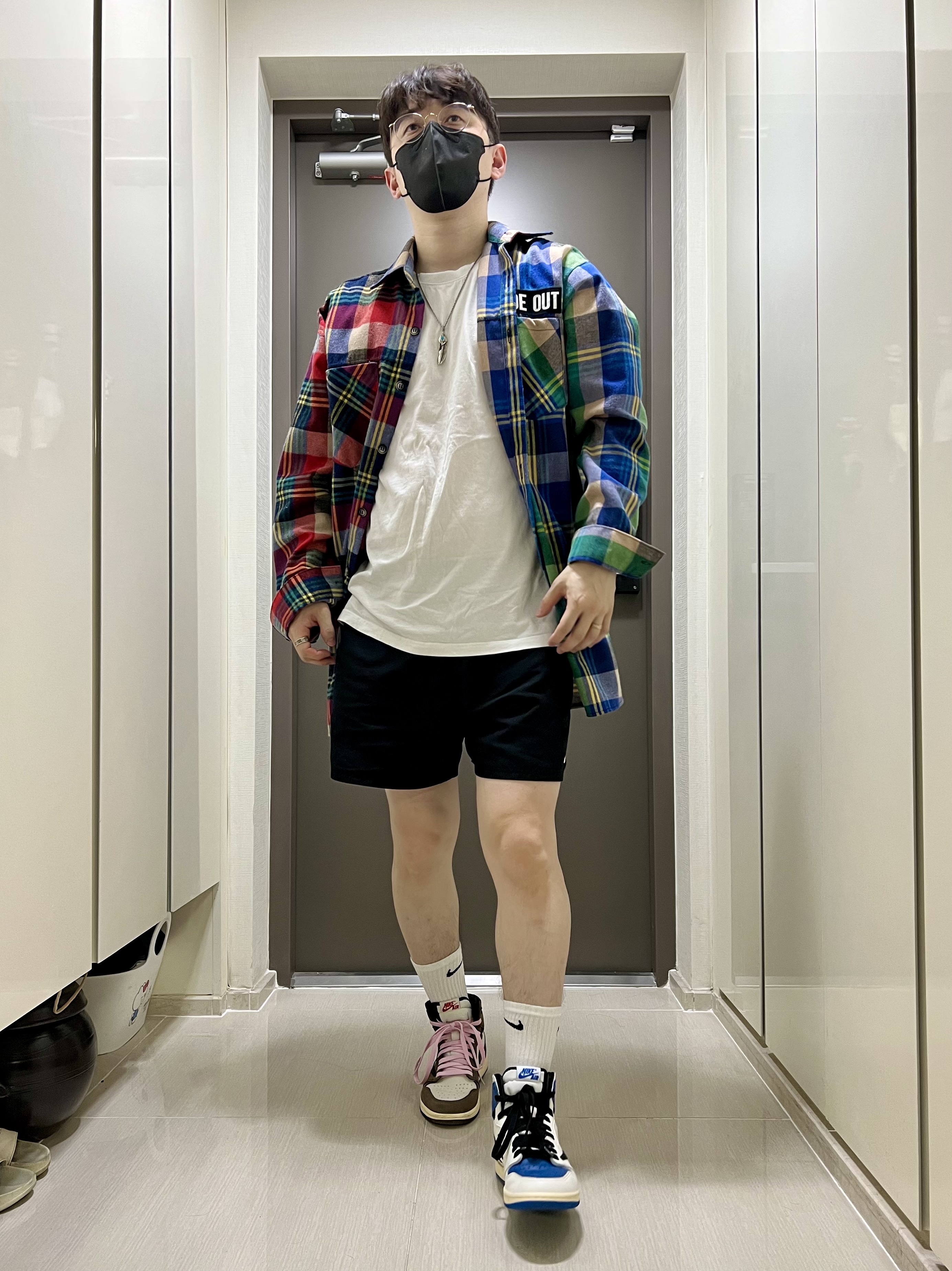 Jordan 1 x Travis Scott Retro High OG SP Mocha, Jordan 1 x Travis Scott x Fragment Retro High OG SP Military Blue 착용 스타일 - 1