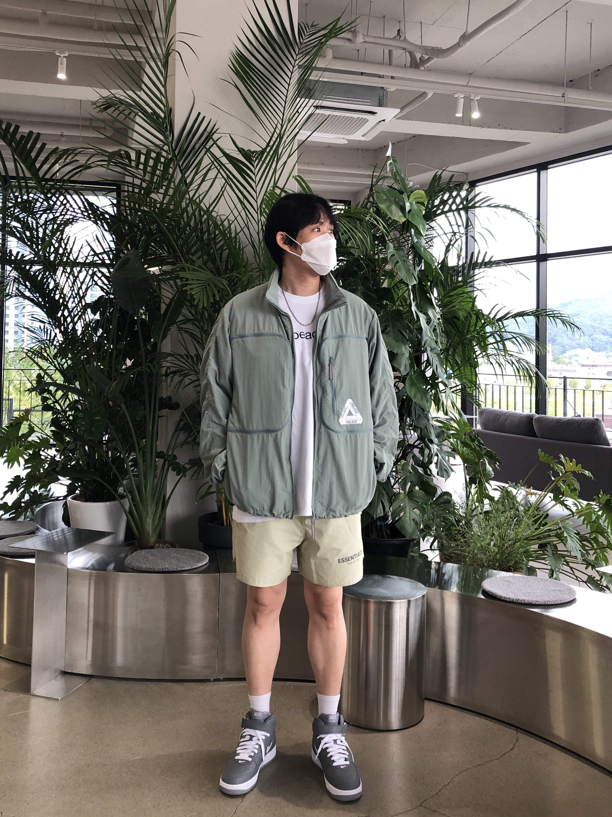 Essentials Volley Shorts Alfalfa Sage - 20SS, Palace Travel Jacket Slate Grey - 21SS 착용 스타일