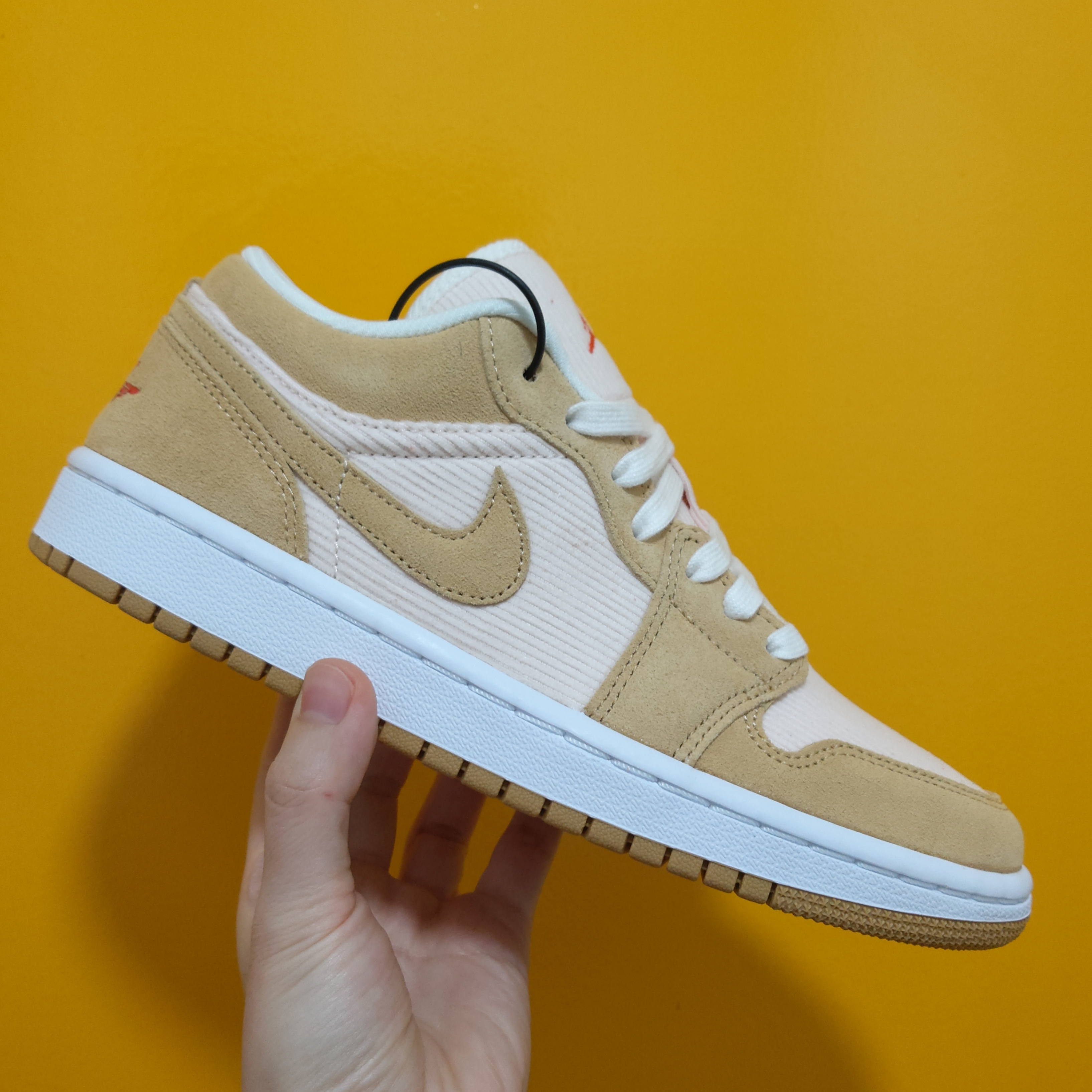 (W) Jordan 1 Low SE Corduroy Tan 착용 스타일 - 5