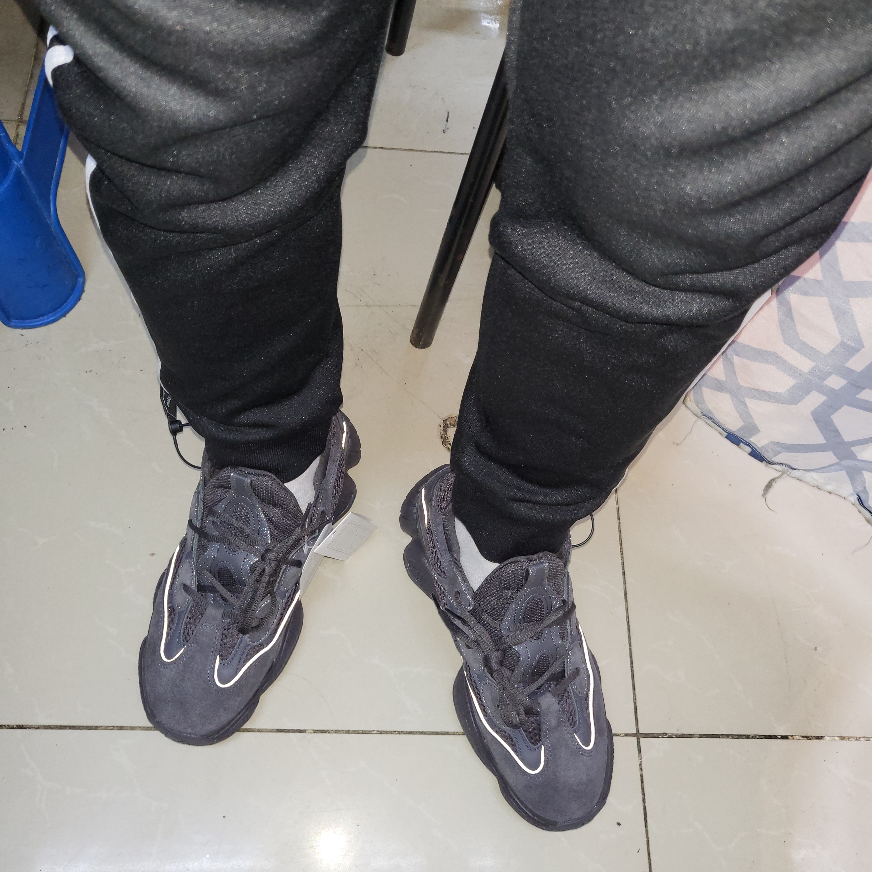 Adidas Yeezy 500 Utility Black 2018/2020 착용 스타일 - 3