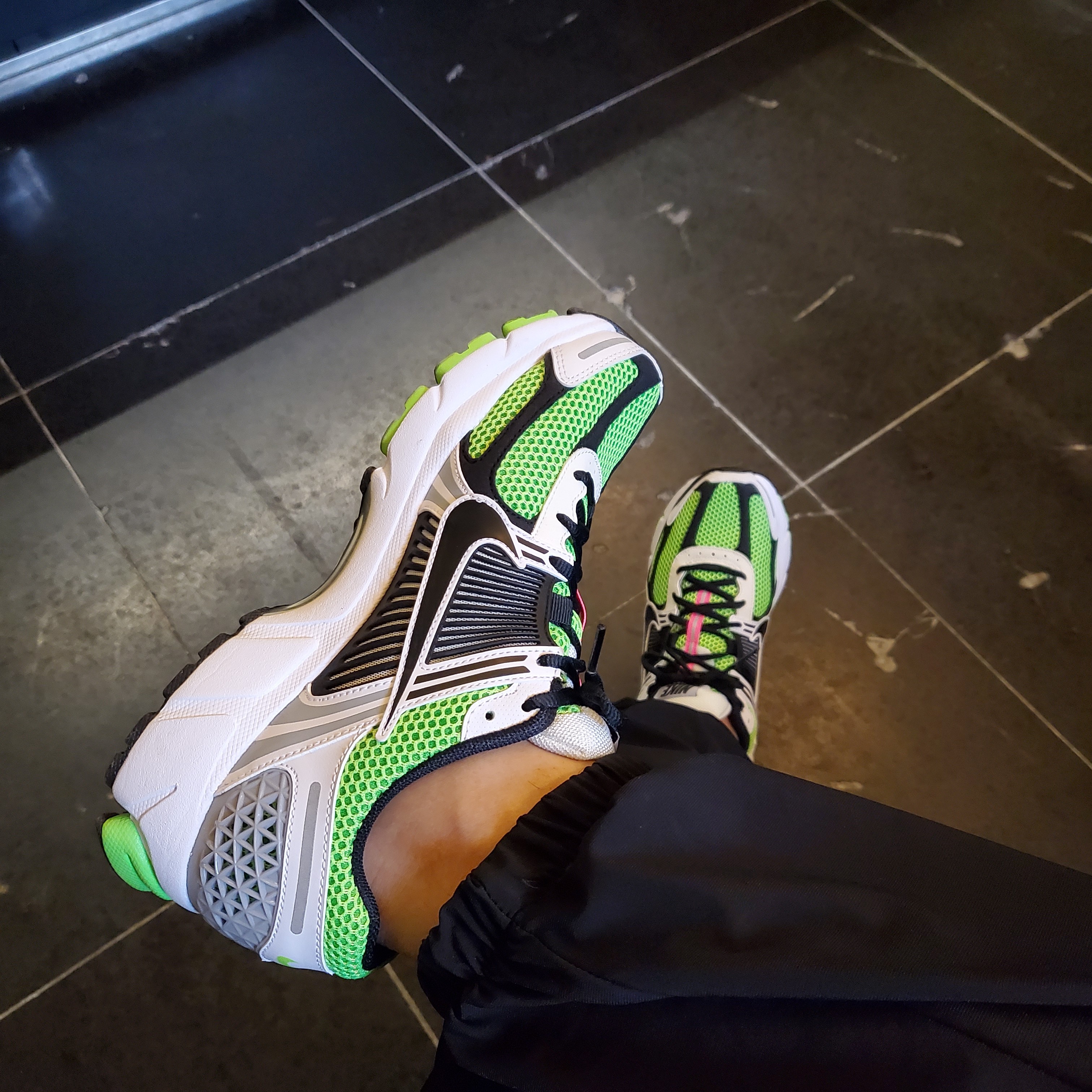 Nike Zoom Vomero 5 Electric Green Black 착용 스타일 - 2