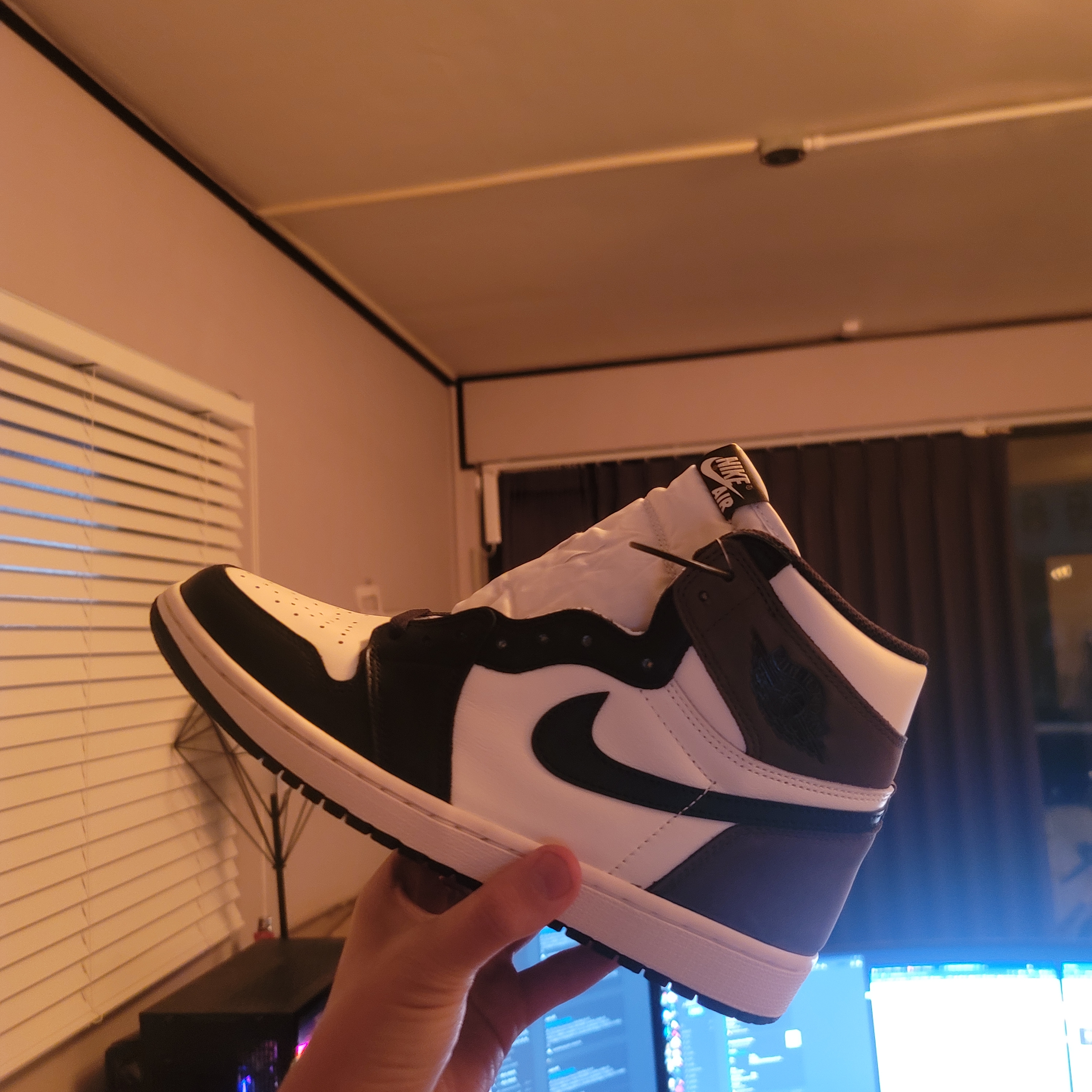 Jordan 1 Retro High OG Black Mocha 착용 스타일