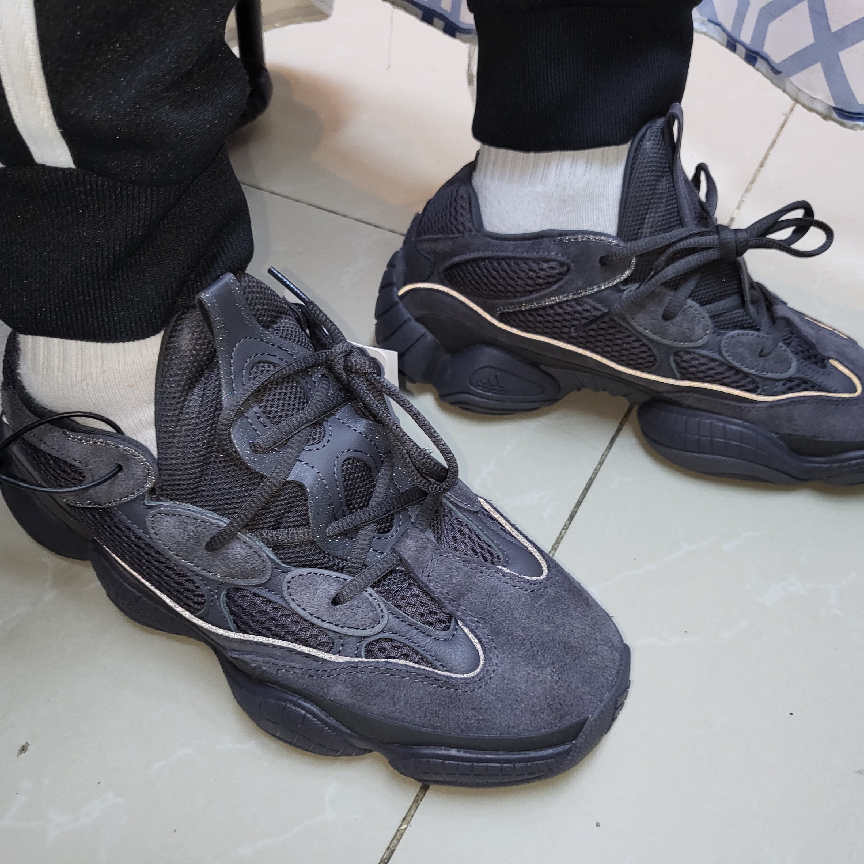 Adidas Yeezy 500 Utility Black 2018/2020 착용 스타일 - 2