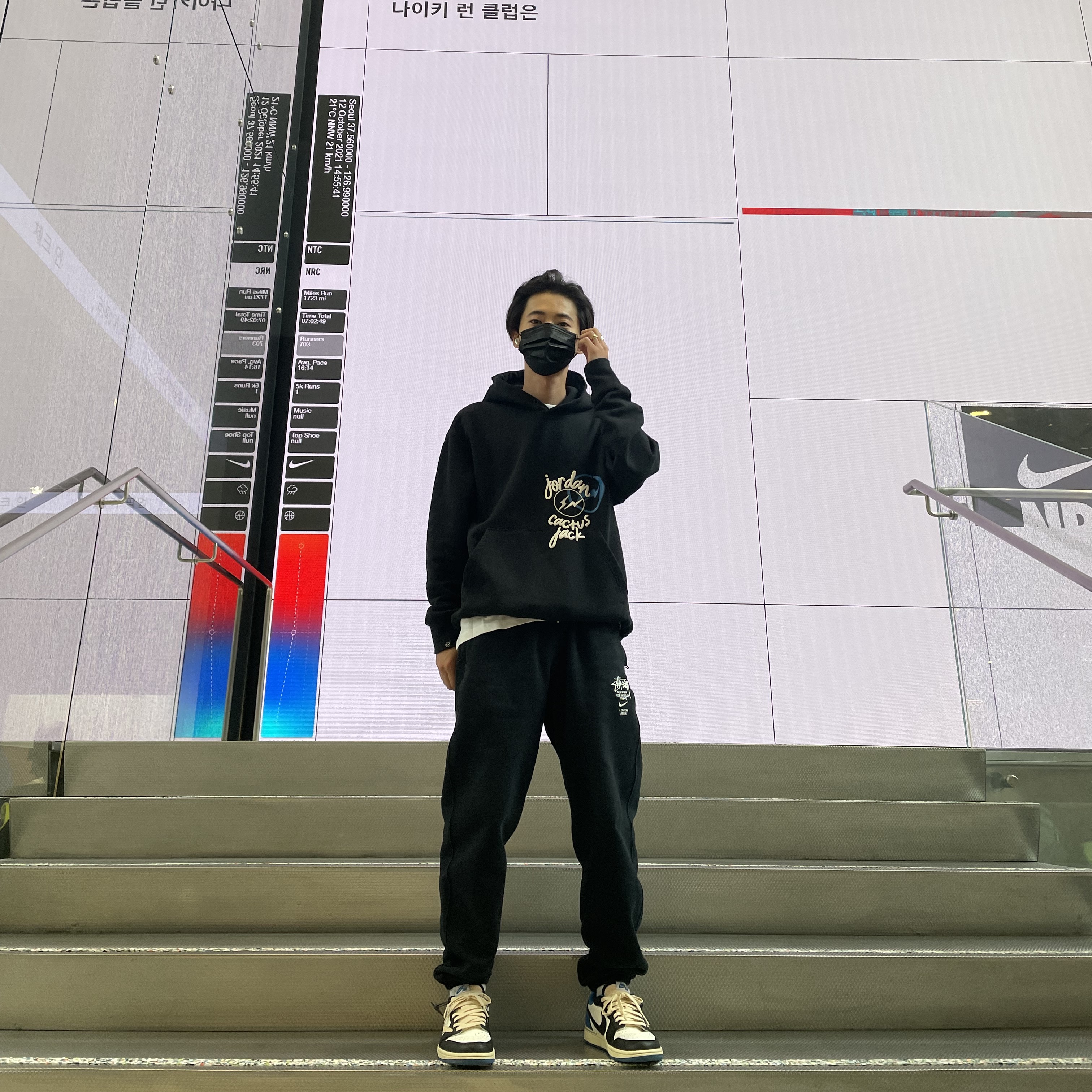 Jordan 1 x Travis Scott x Fragment Retro Low OG SP Military Blue, Jordan x Travis Scott x Fragment Hoodie Black (DJ0615-010) 착용 스타일 - 2
