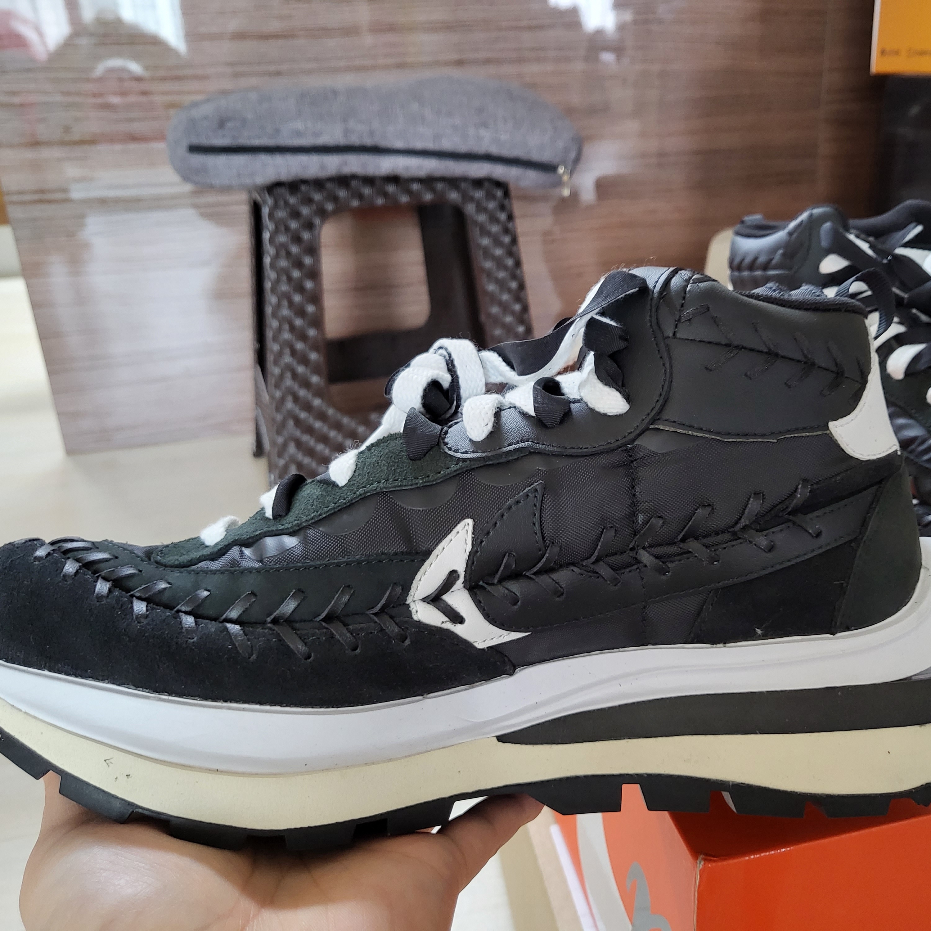 Nike x Sacai x Jean Paul Gaultier VaporWaffle Black White 착용 스타일 - 5