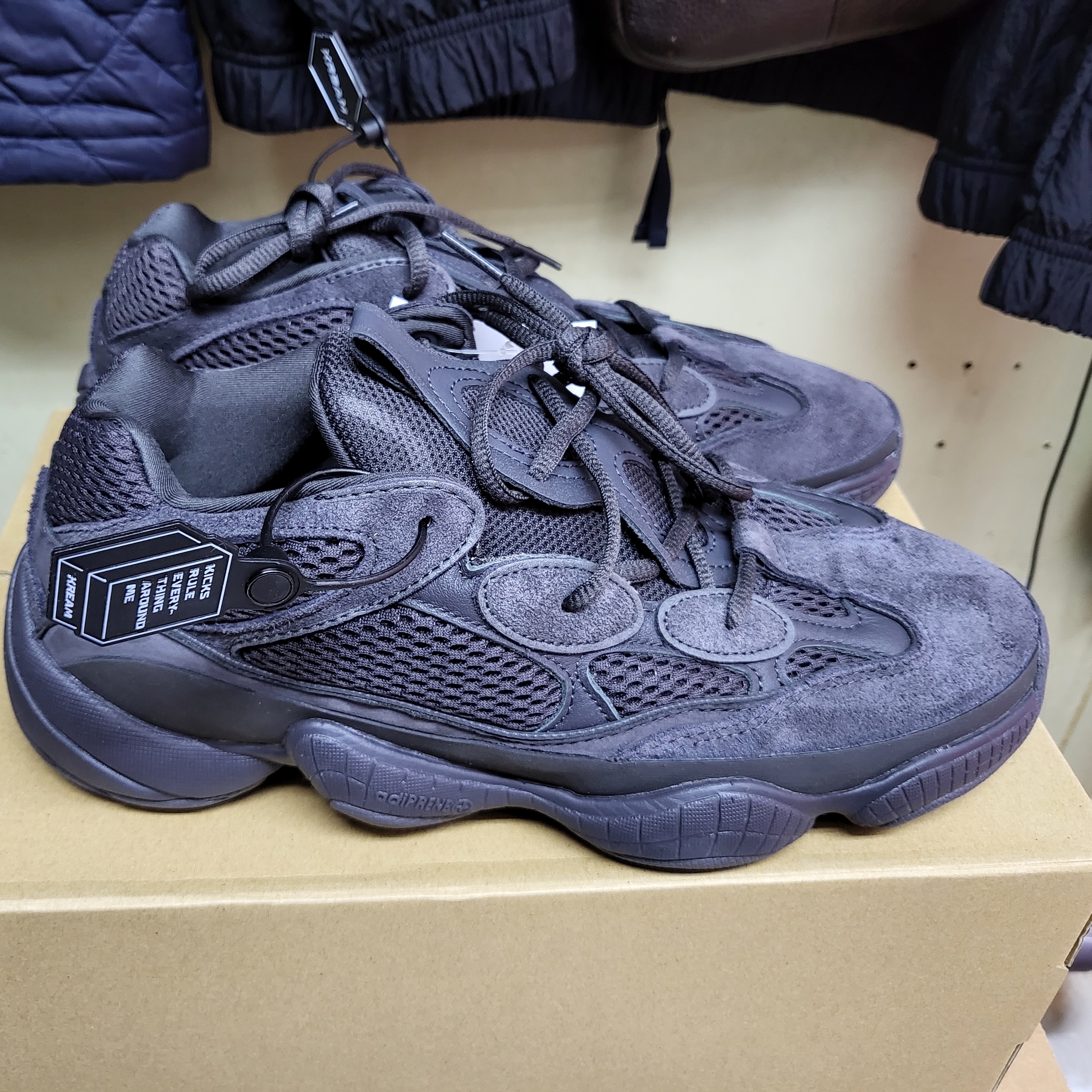 Adidas Yeezy 500 Utility Black 2018/2020 착용 스타일 - 4