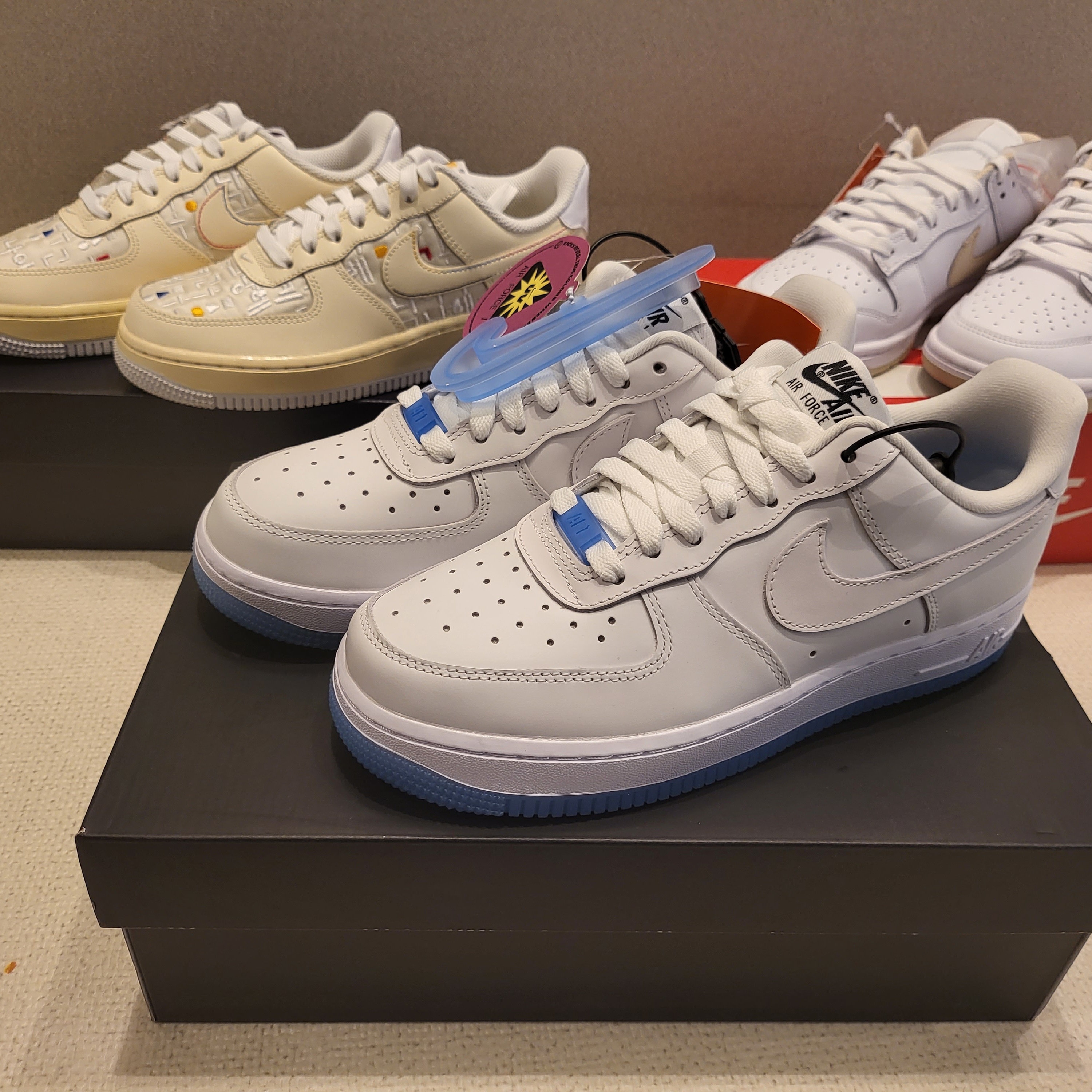 (W) Nike Air Force 1 '07 LX Photochromic, (W) Nike Dunk Low Pearl White 착용 스타일 - 1