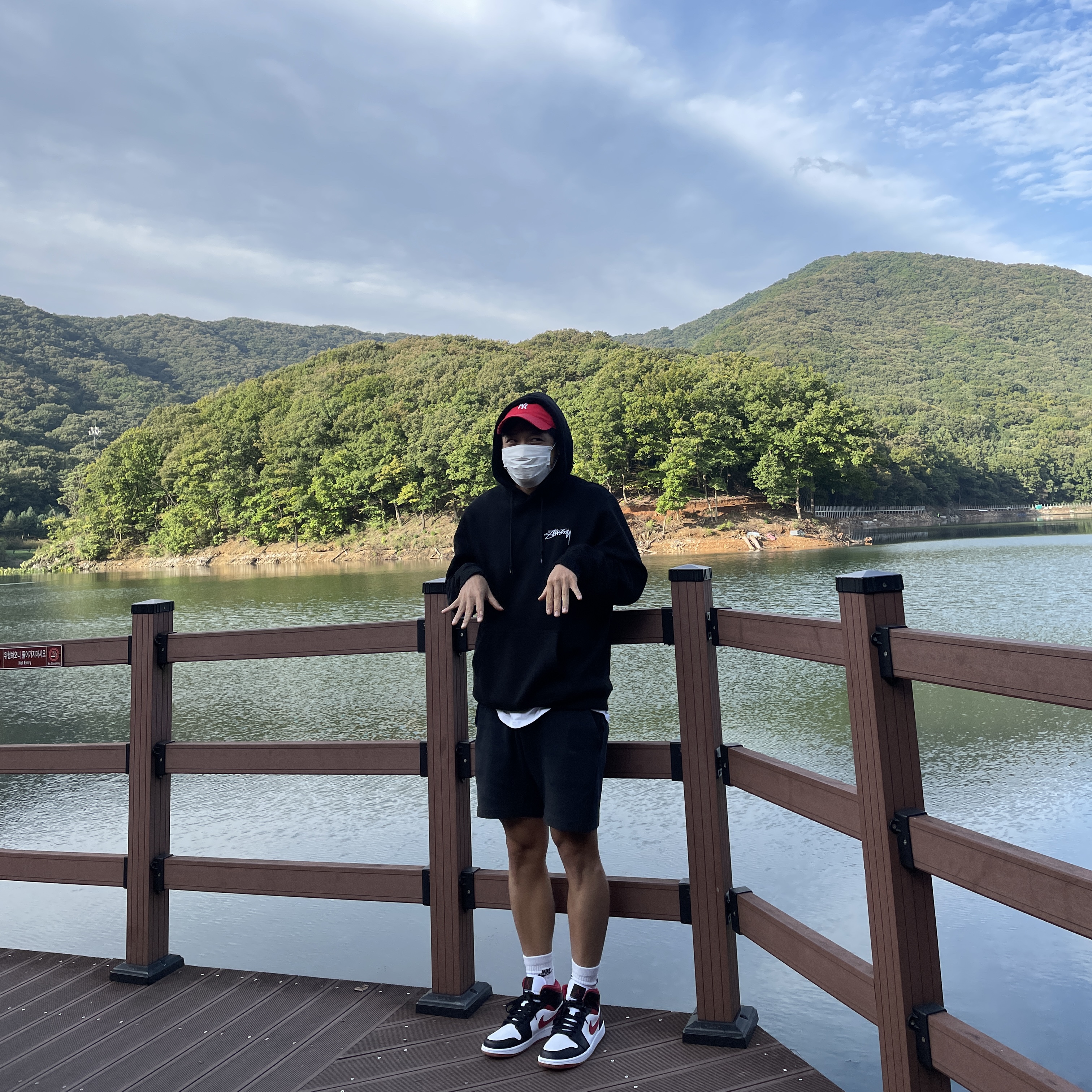 Jordan 1 Mid Gym Red Black White 착용 스타일