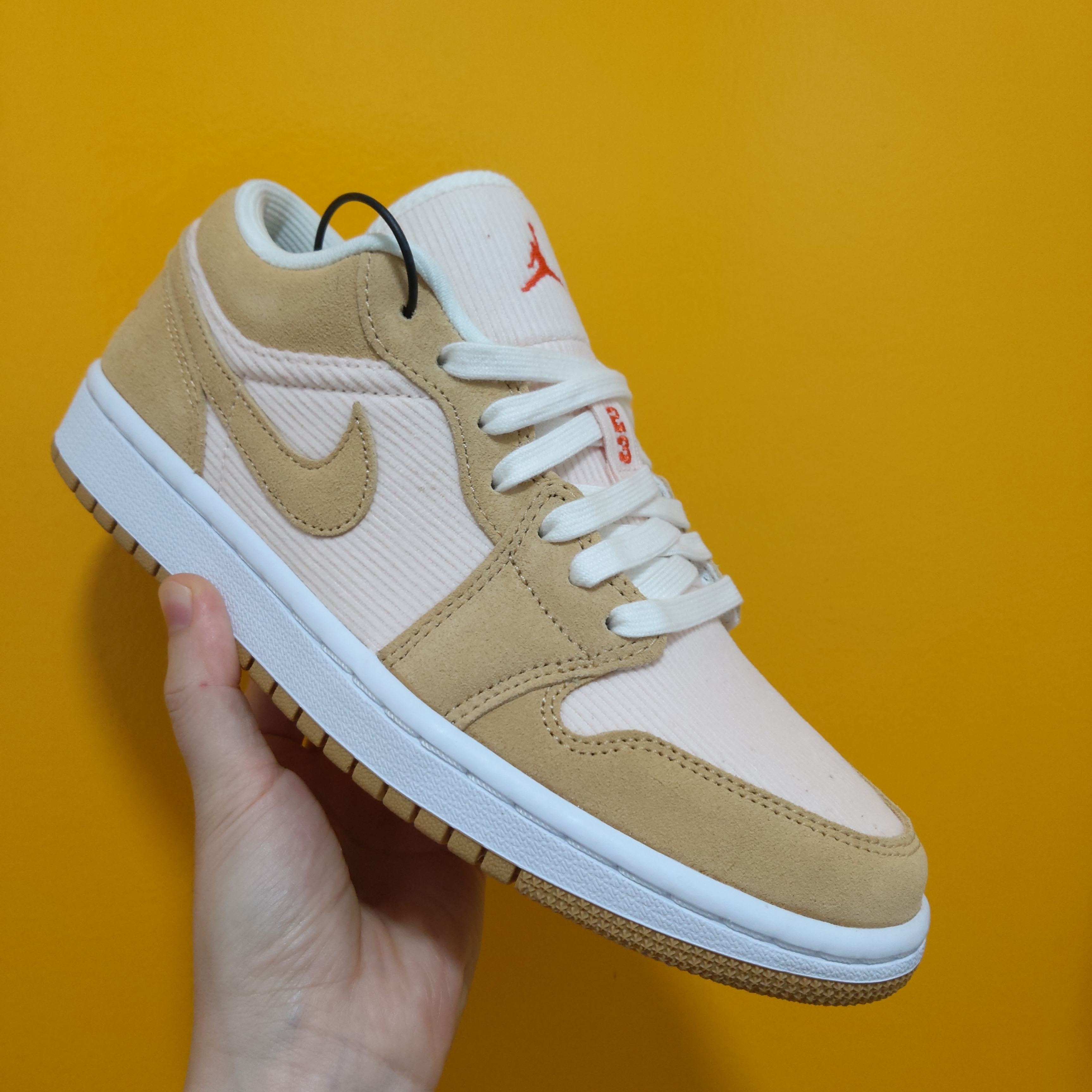 (W) Jordan 1 Low SE Corduroy Tan 착용 스타일 - 1