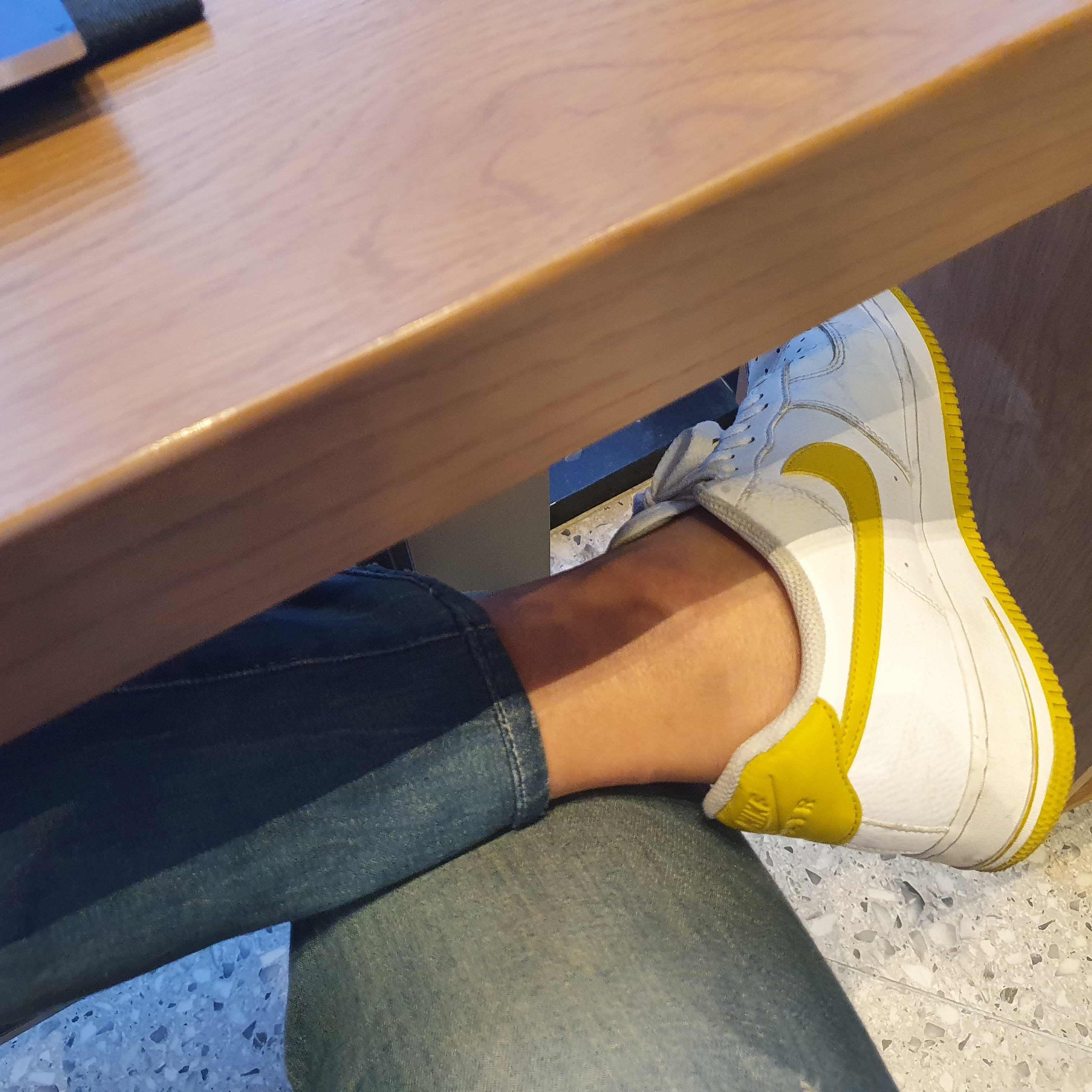 (W) Nike Air Force 1 '07 Low White Yellow Pulse 착용 스타일 - 1