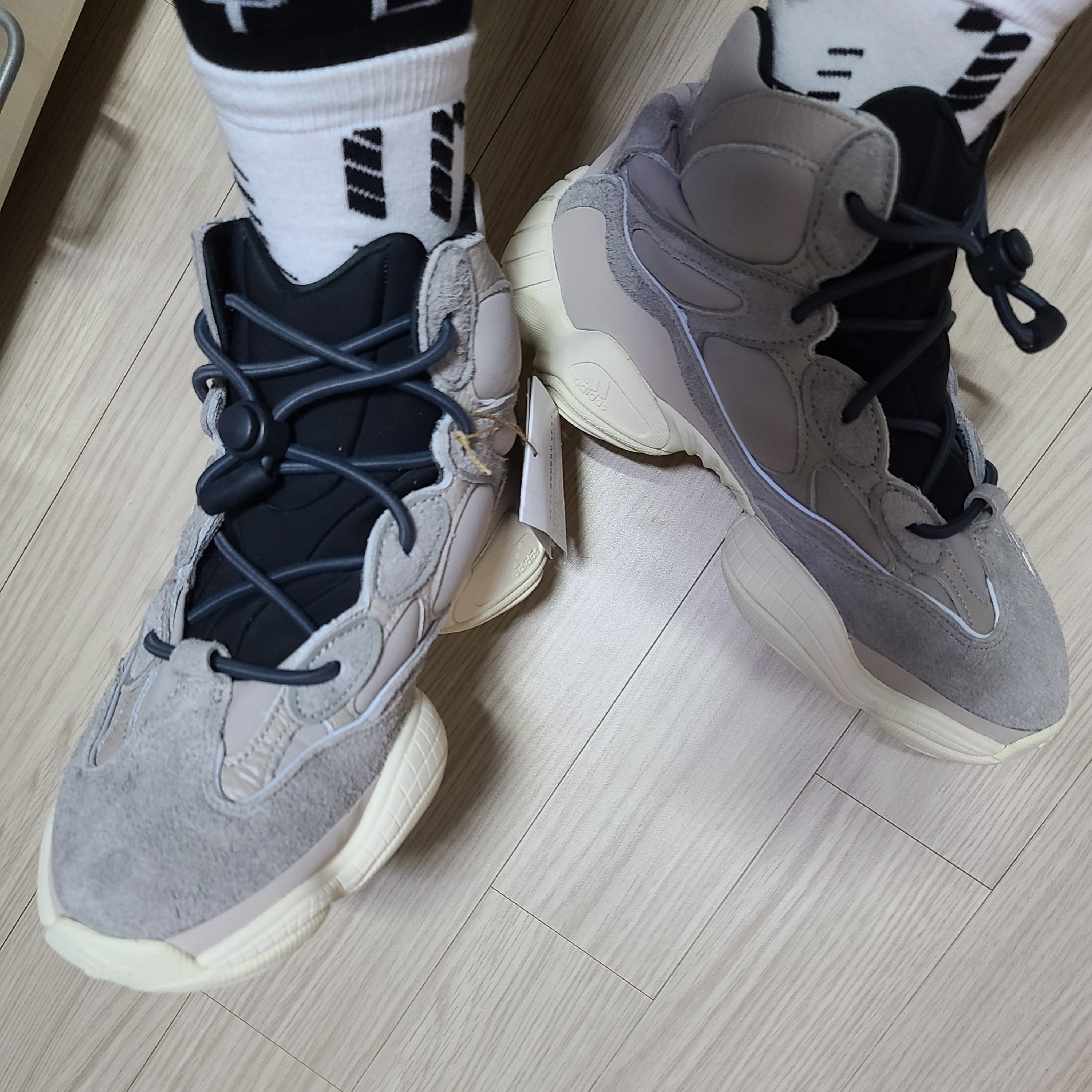 Adidas Yeezy 500 High Mist Stone 착용 스타일 - 2