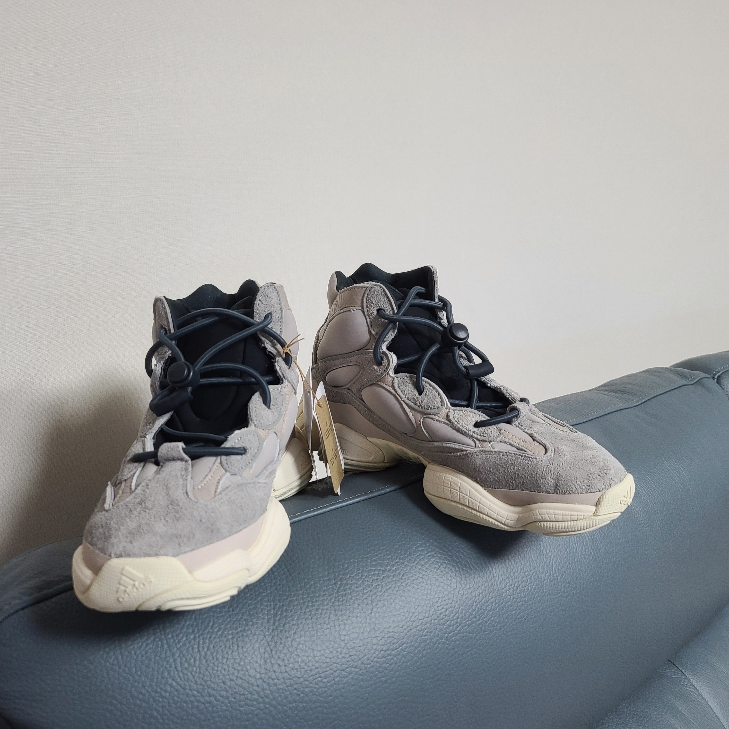 Adidas Yeezy 500 High Mist Stone 착용 스타일 - 1