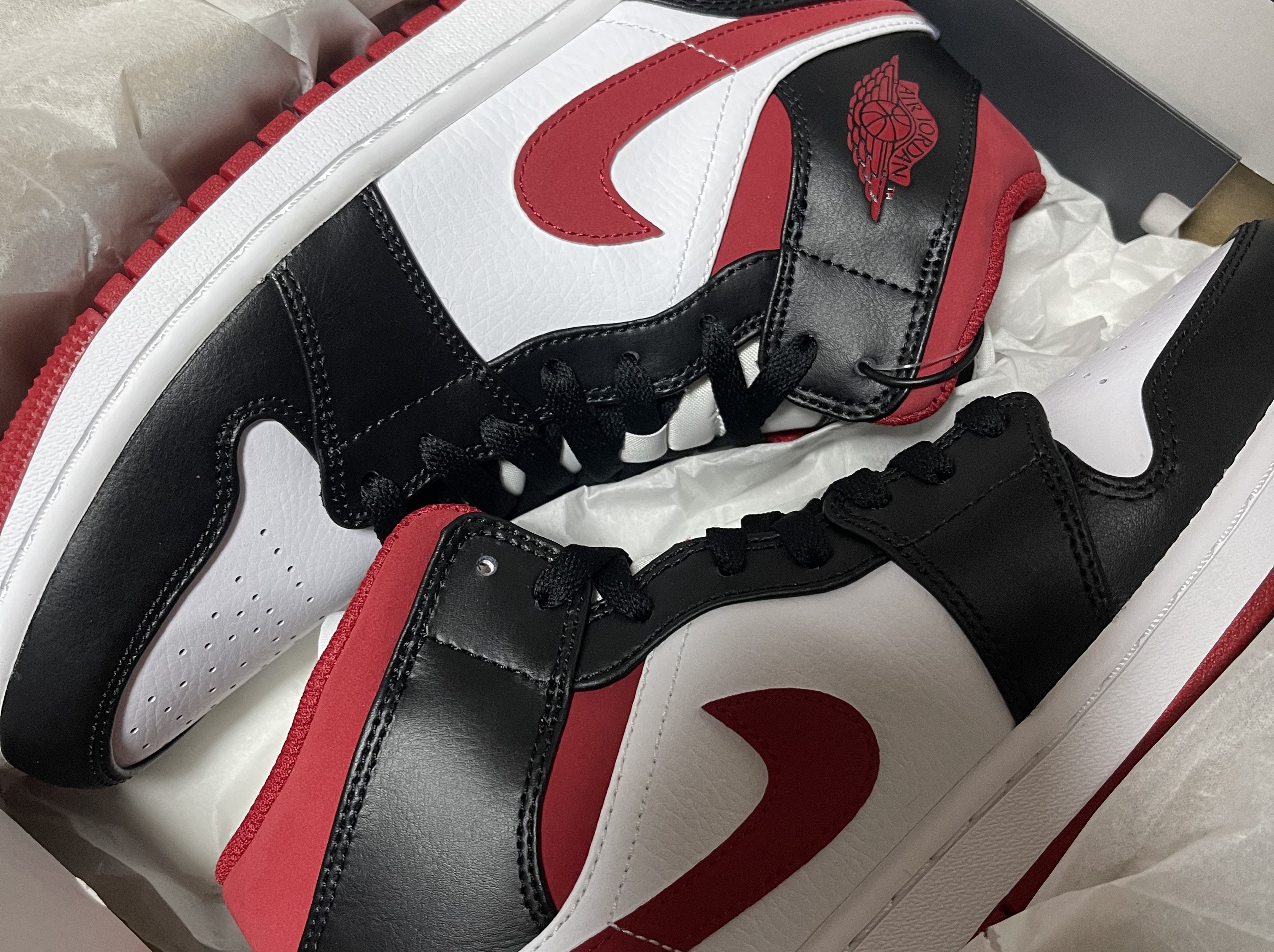 Jordan 1 Mid Gym Red Black White 착용 스타일