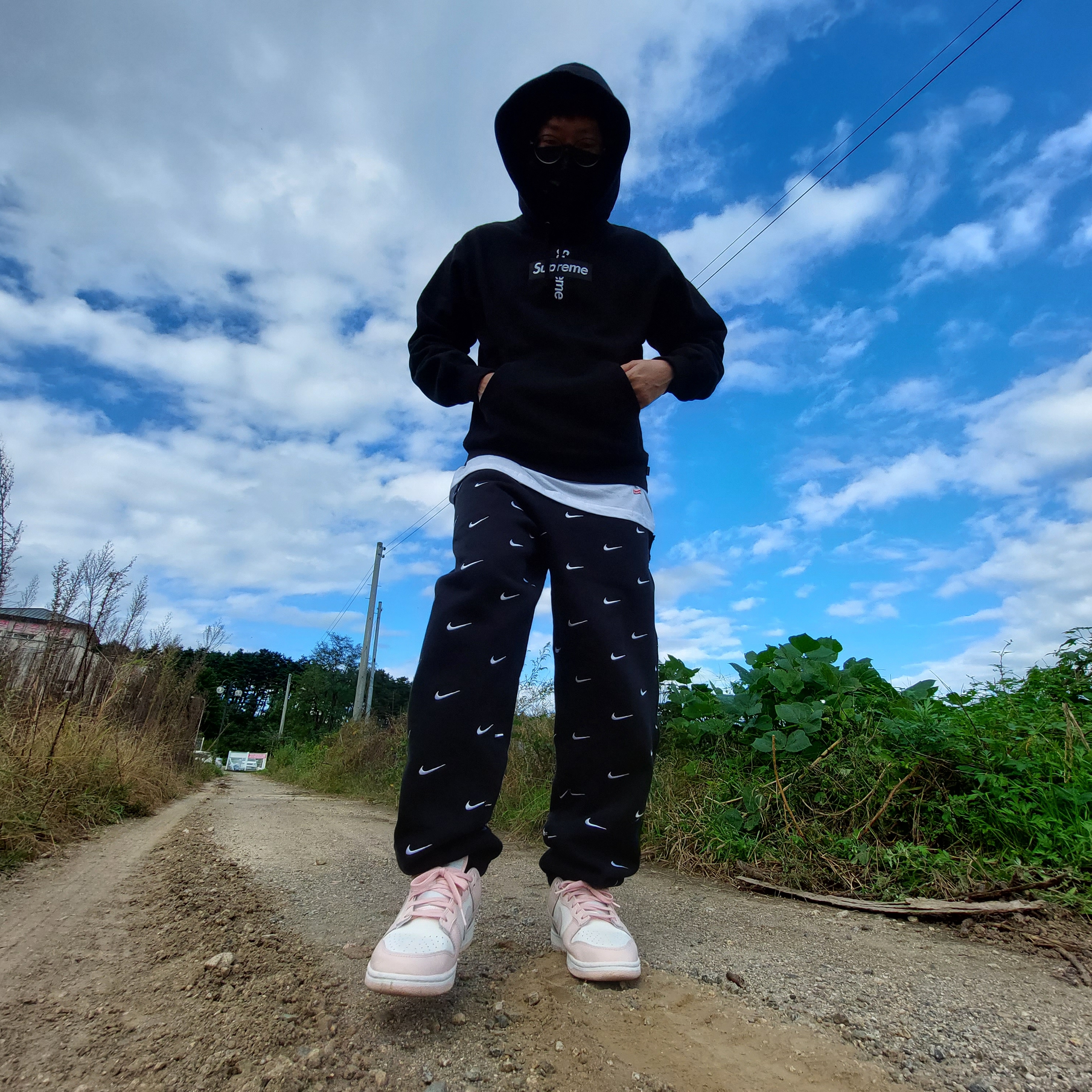 Supreme Cross Box Logo Hooded Sweatshirt Black - 20FW, Supreme Hanes Tagless T-Shirt White (3 Pack) 착용 스타일 - 1