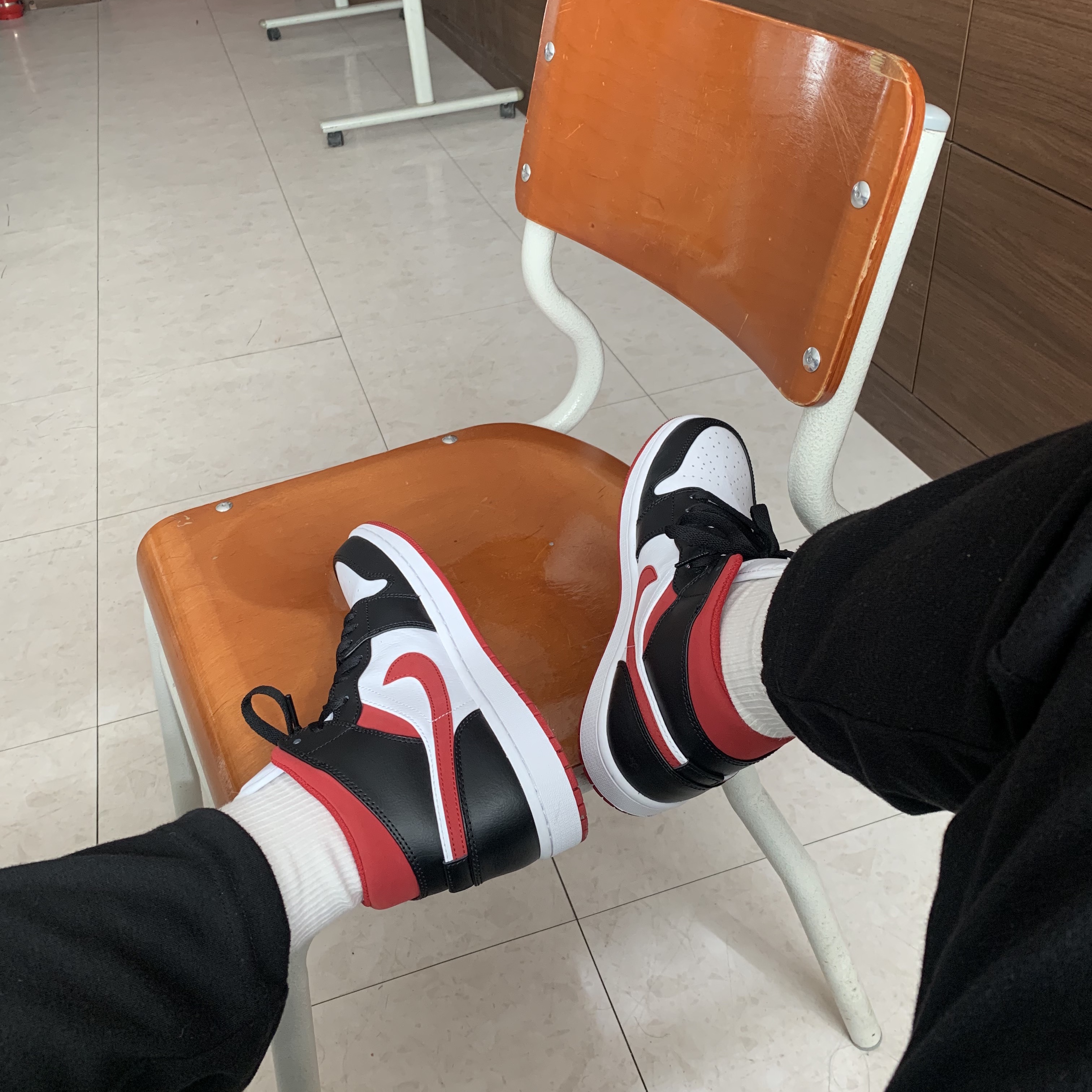 Jordan 1 Mid Gym Red Black White 착용 스타일 - 1