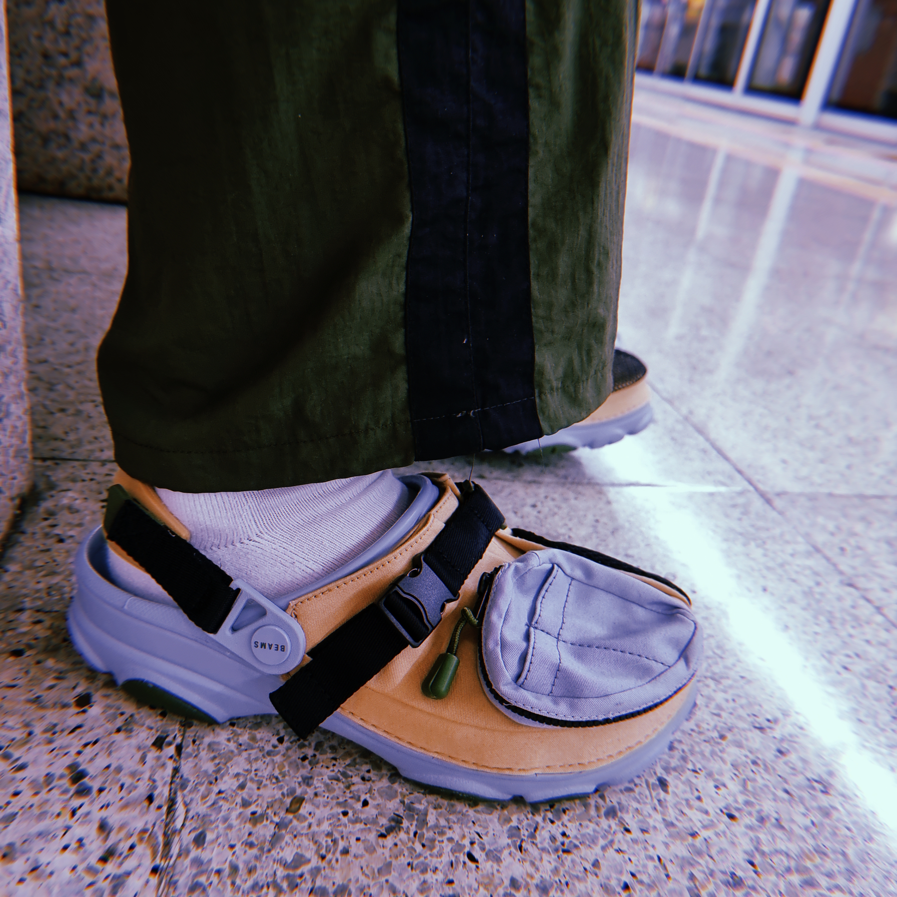 Crocs x Beams Classic All Terrain Mountain Parka Clog Beige 착용 스타일 - 1