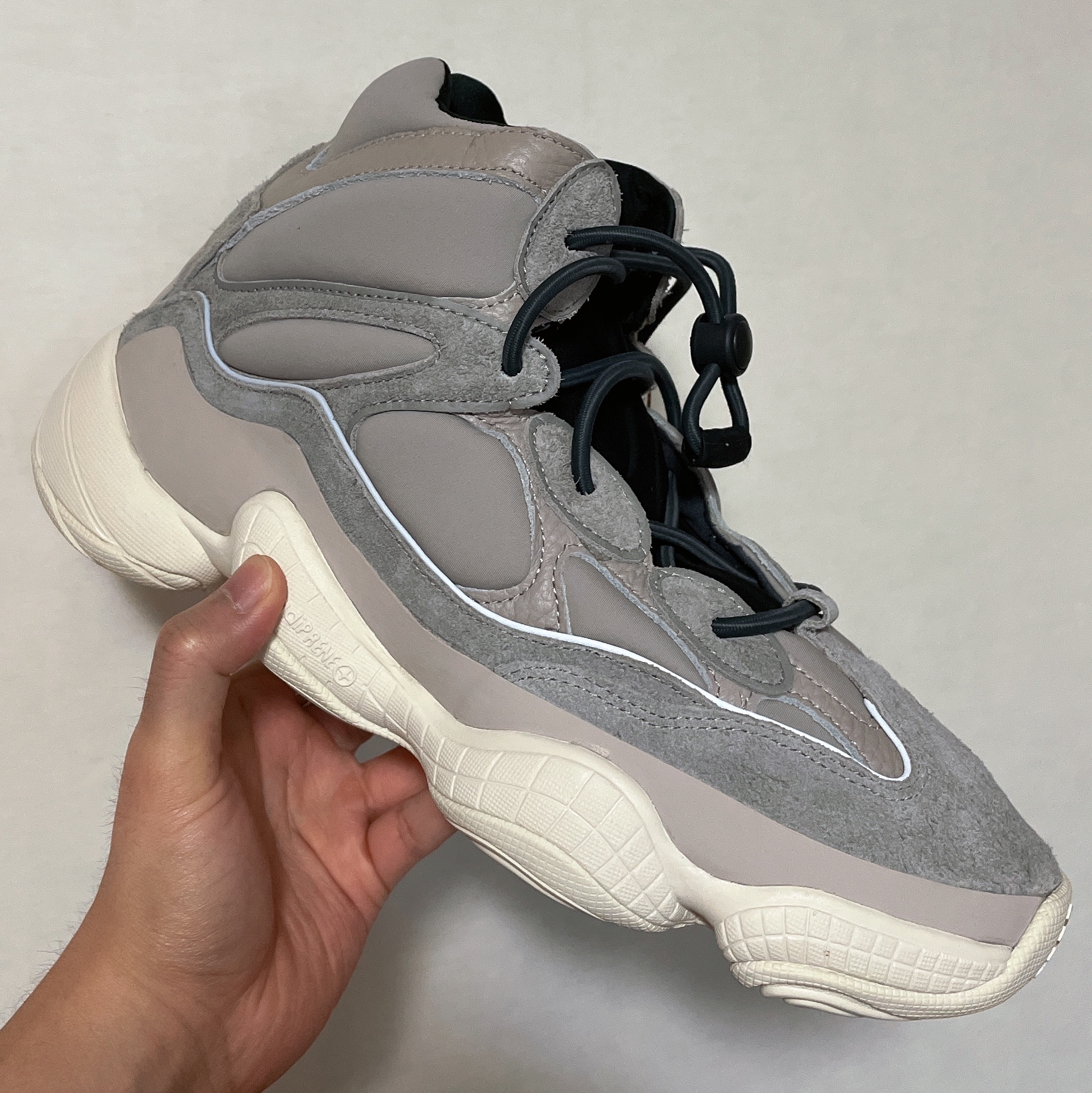 Adidas Yeezy 500 High Mist Stone 착용 스타일