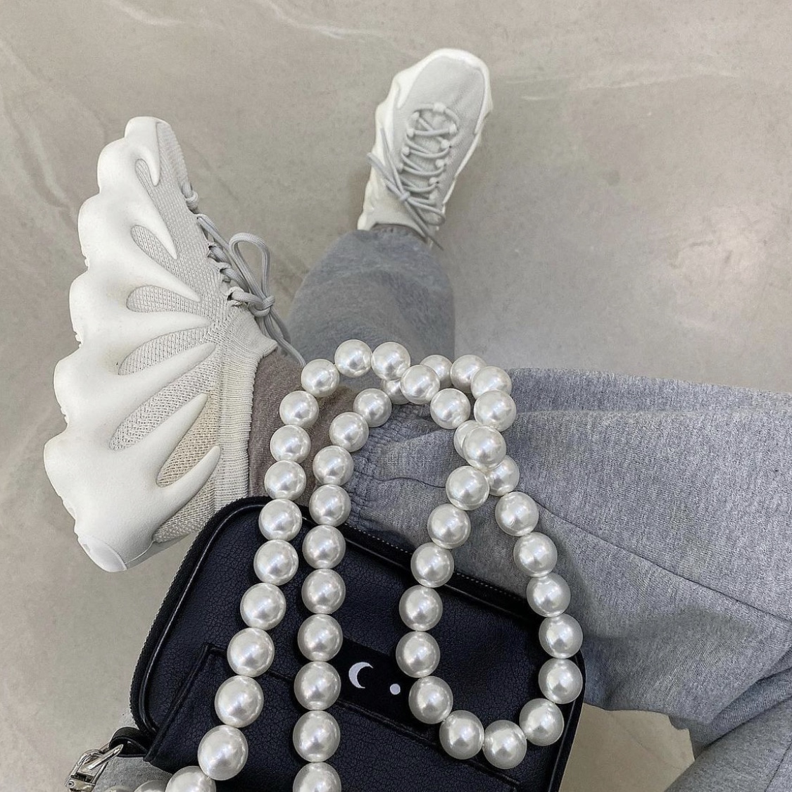 Adidas Yeezy 450 Cloud White 착용 스타일 - 1