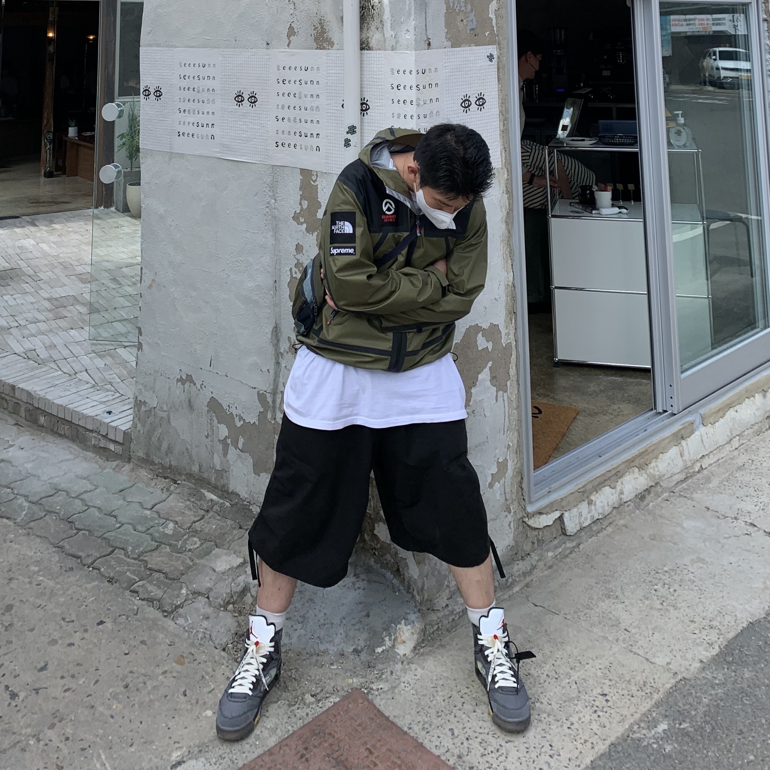 Supreme x The North Face Summit Series Outer Tape Seam Jacket Olive - 21SS, Jordan 5 x Off-White Retro SP Black Muslin 착용 스타일 - 2