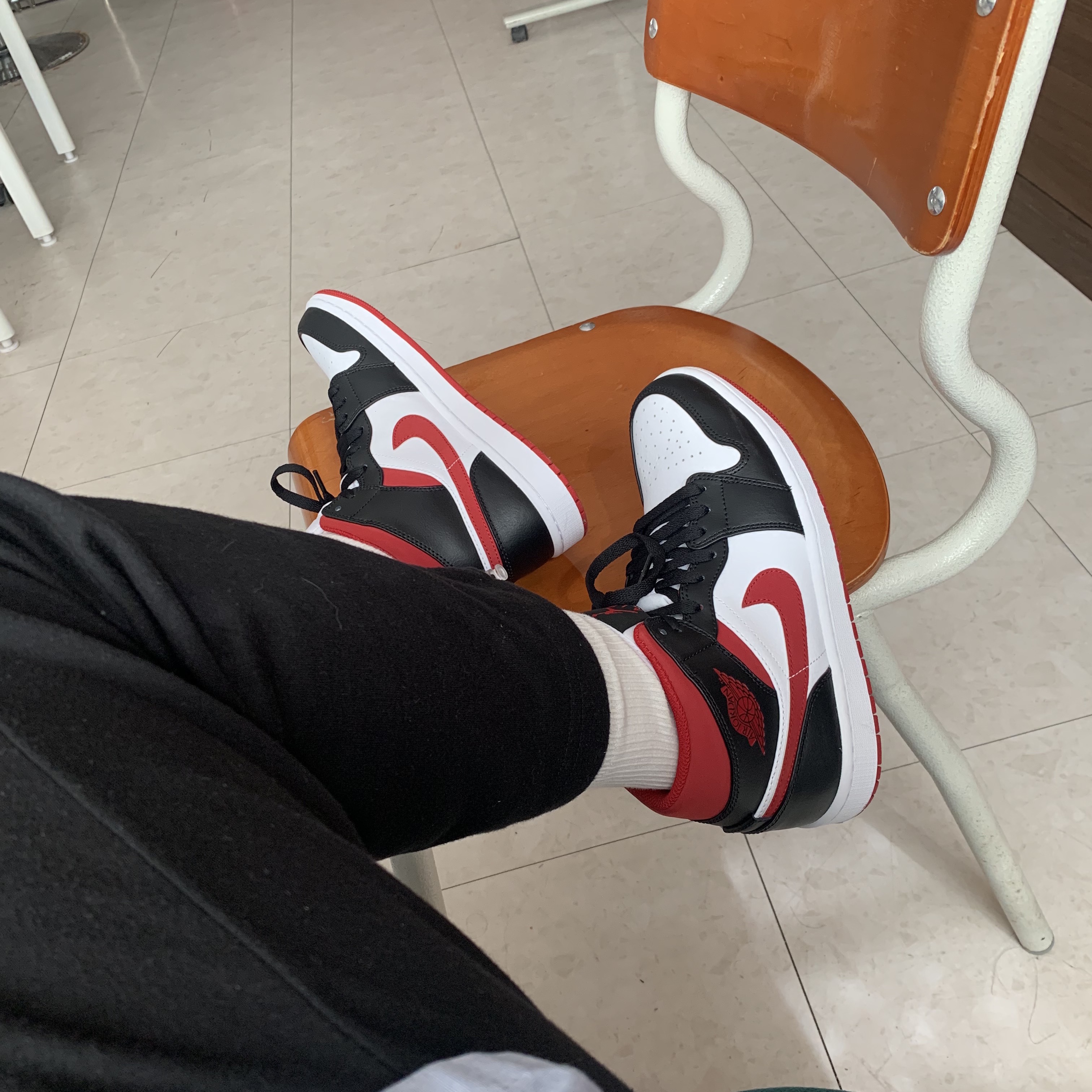 Jordan 1 Mid Gym Red Black White 착용 스타일 - 2