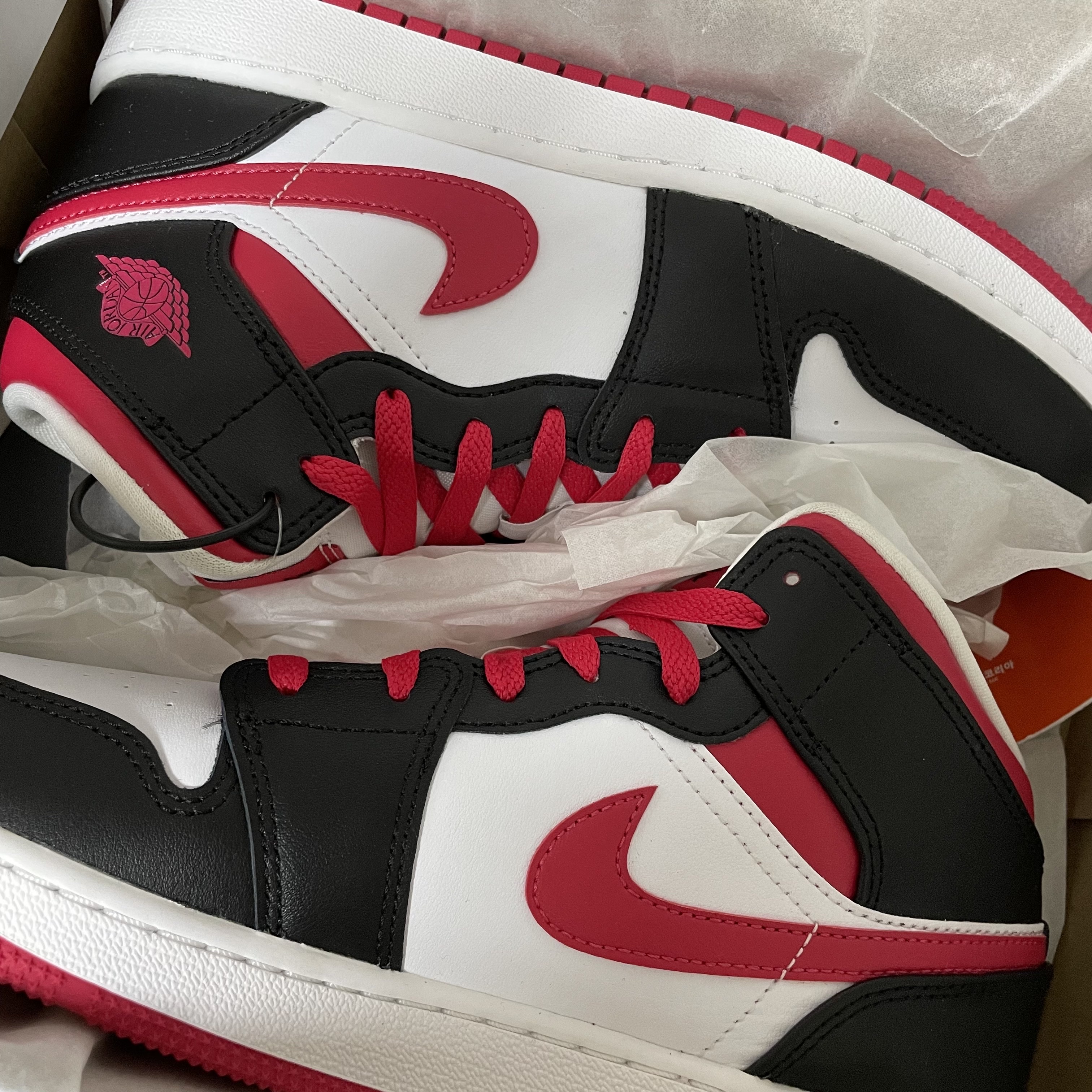 (GS) Jordan 1 Mid Very Berry  착용 스타일 - 1