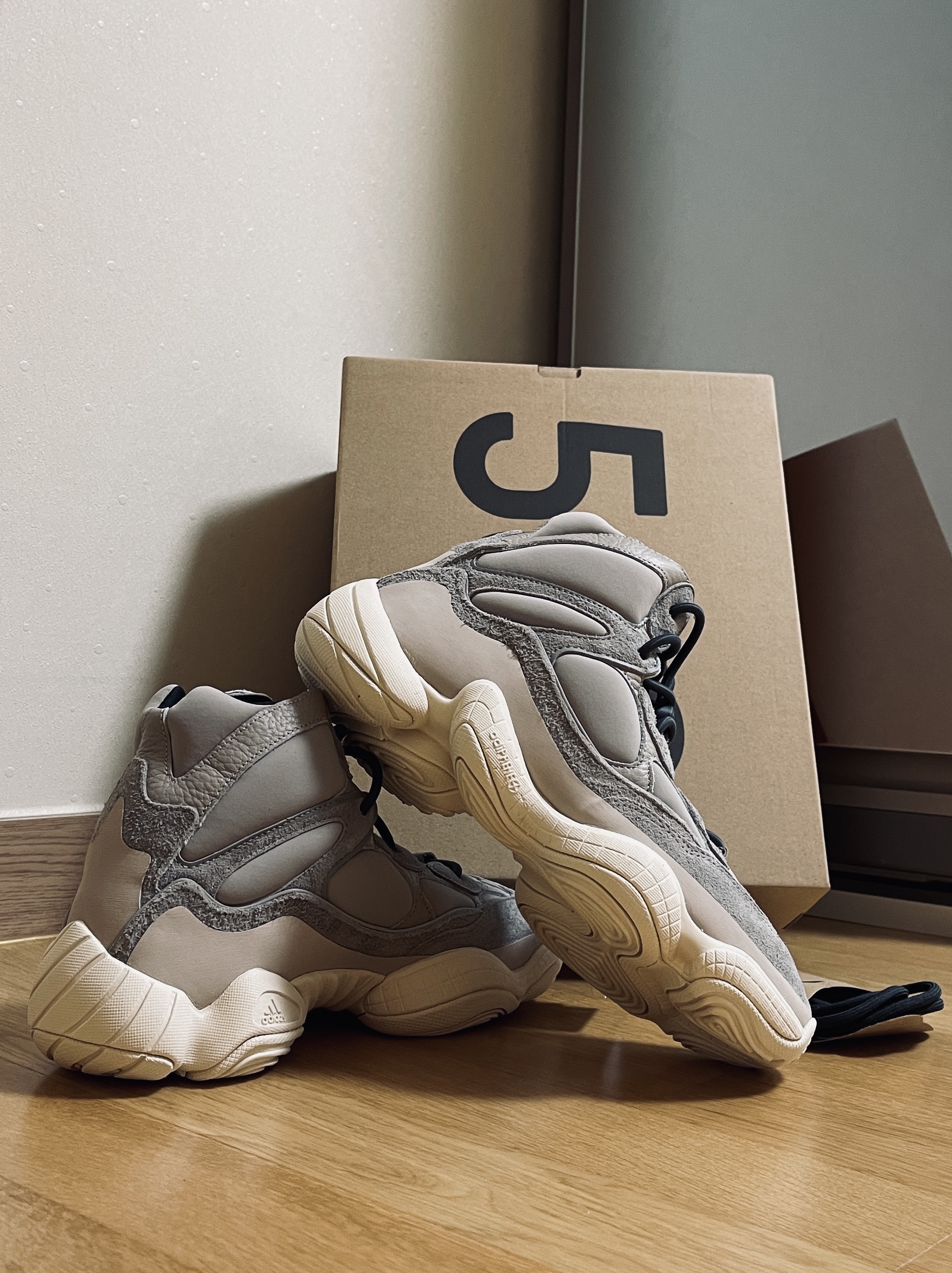 Adidas Yeezy 500 High Mist Stone 착용 스타일