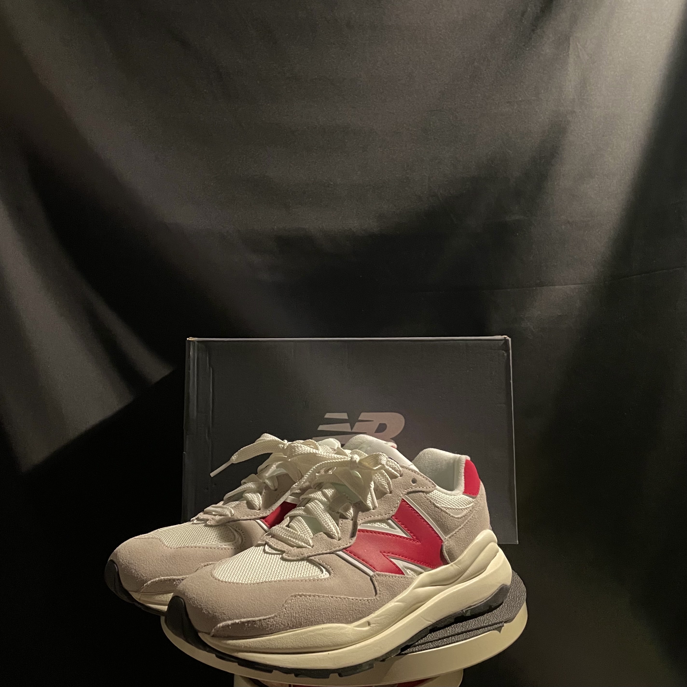 New Balance 5740 Grey Red 착용 스타일