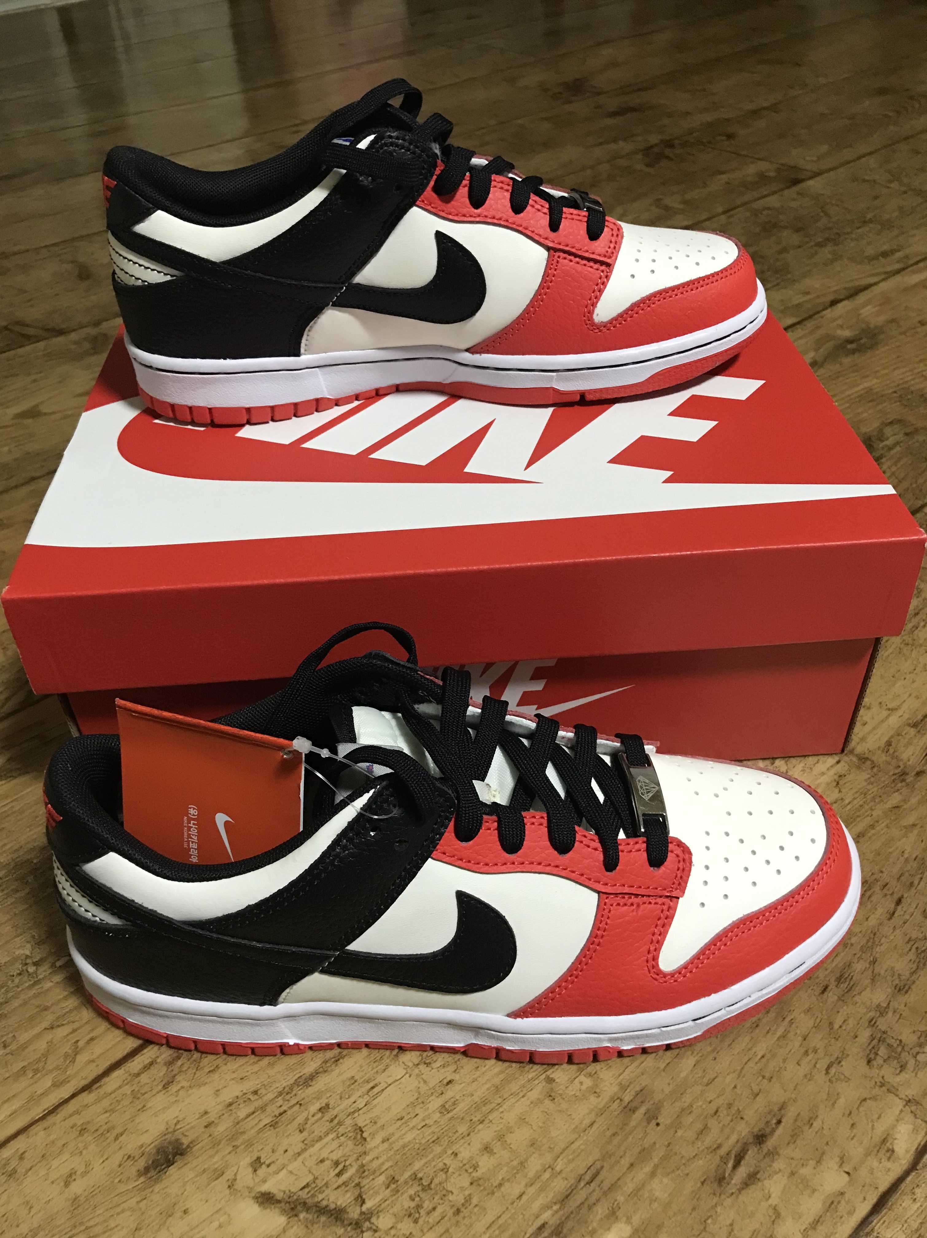 (GS) Nike x NBA Dunk Low Black and Chile Red 착용 스타일 - 2