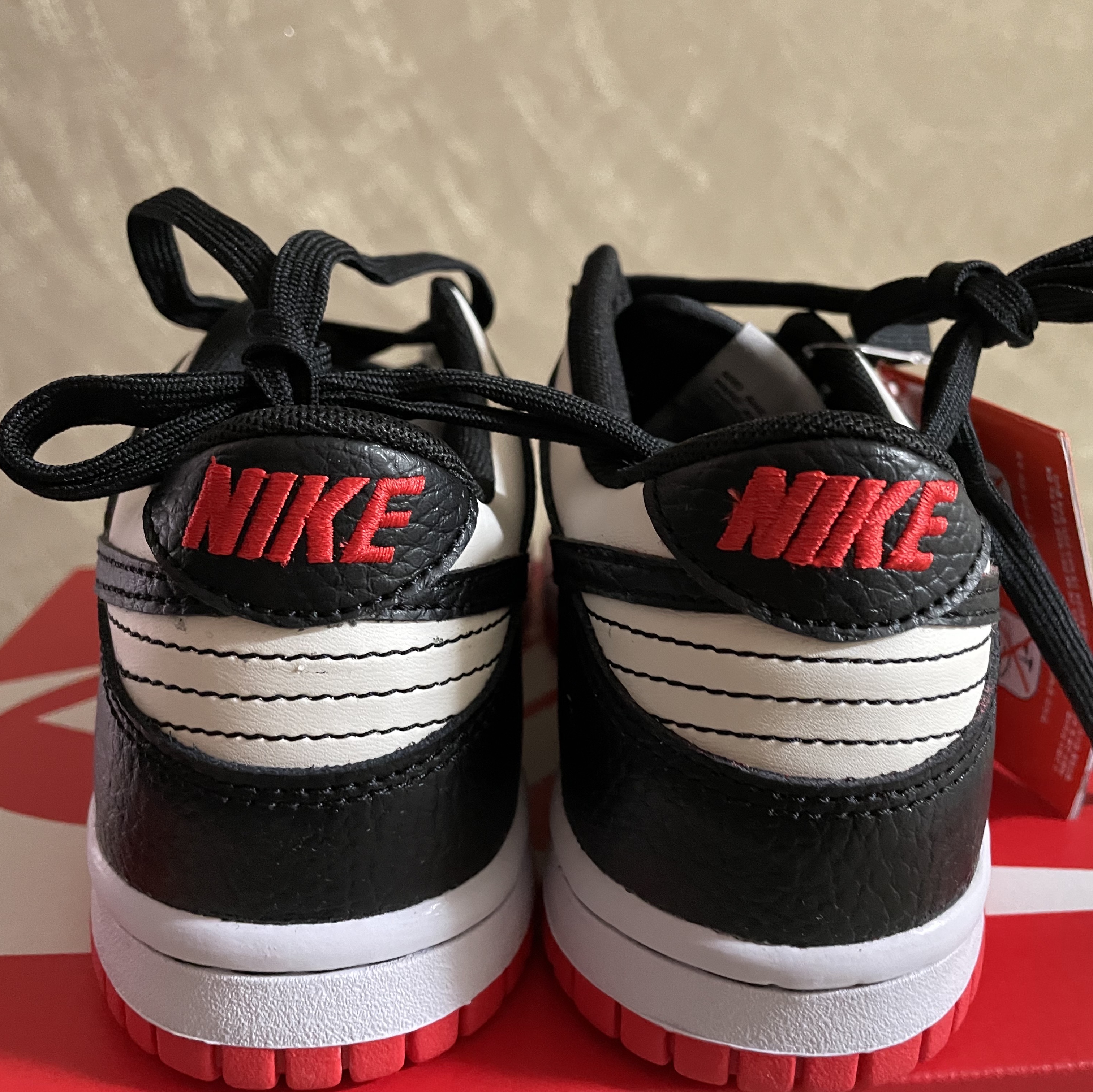(GS) Nike x NBA Dunk Low Black and Chile Red 착용 스타일 - 2