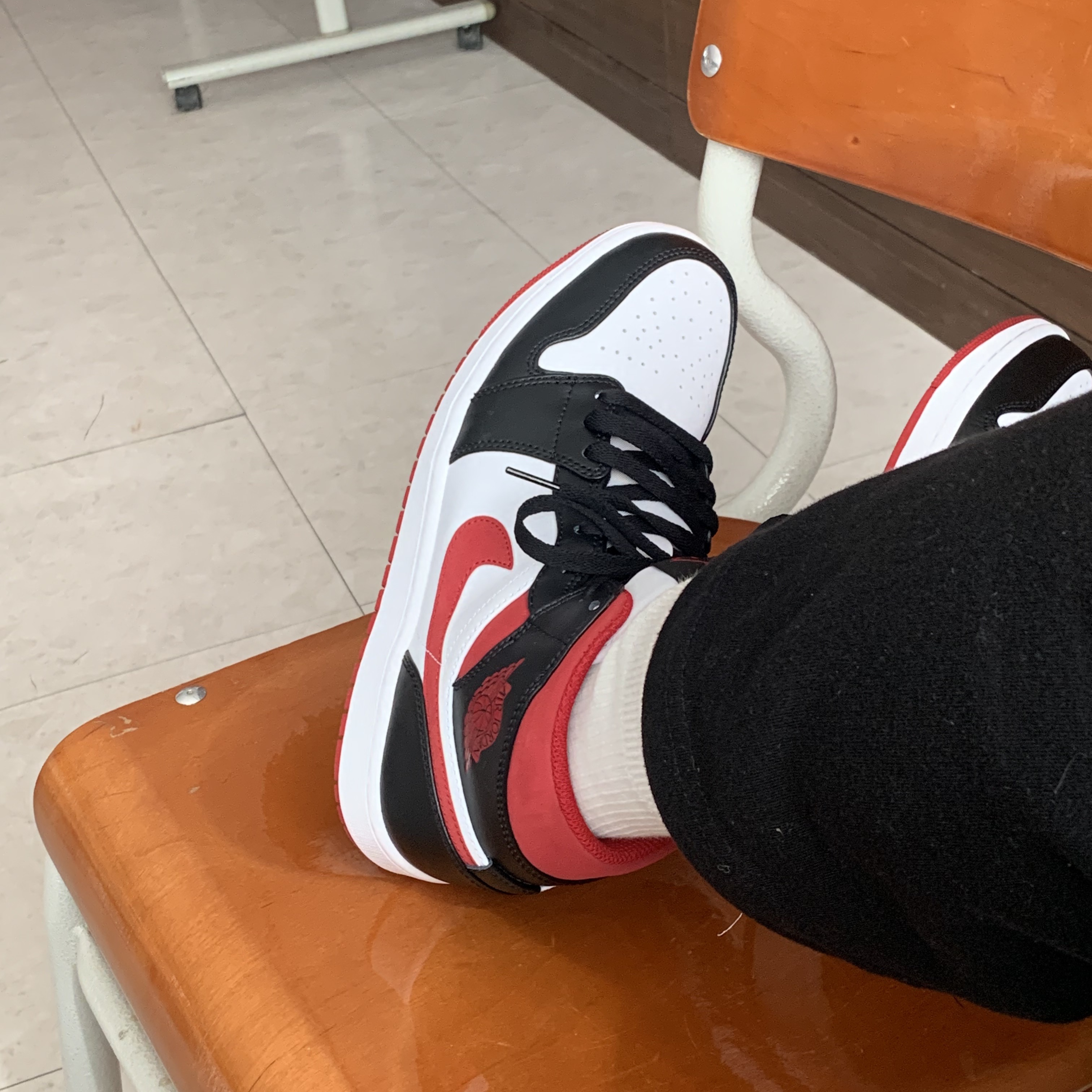 Jordan 1 Mid Gym Red Black White 착용 스타일 - 3