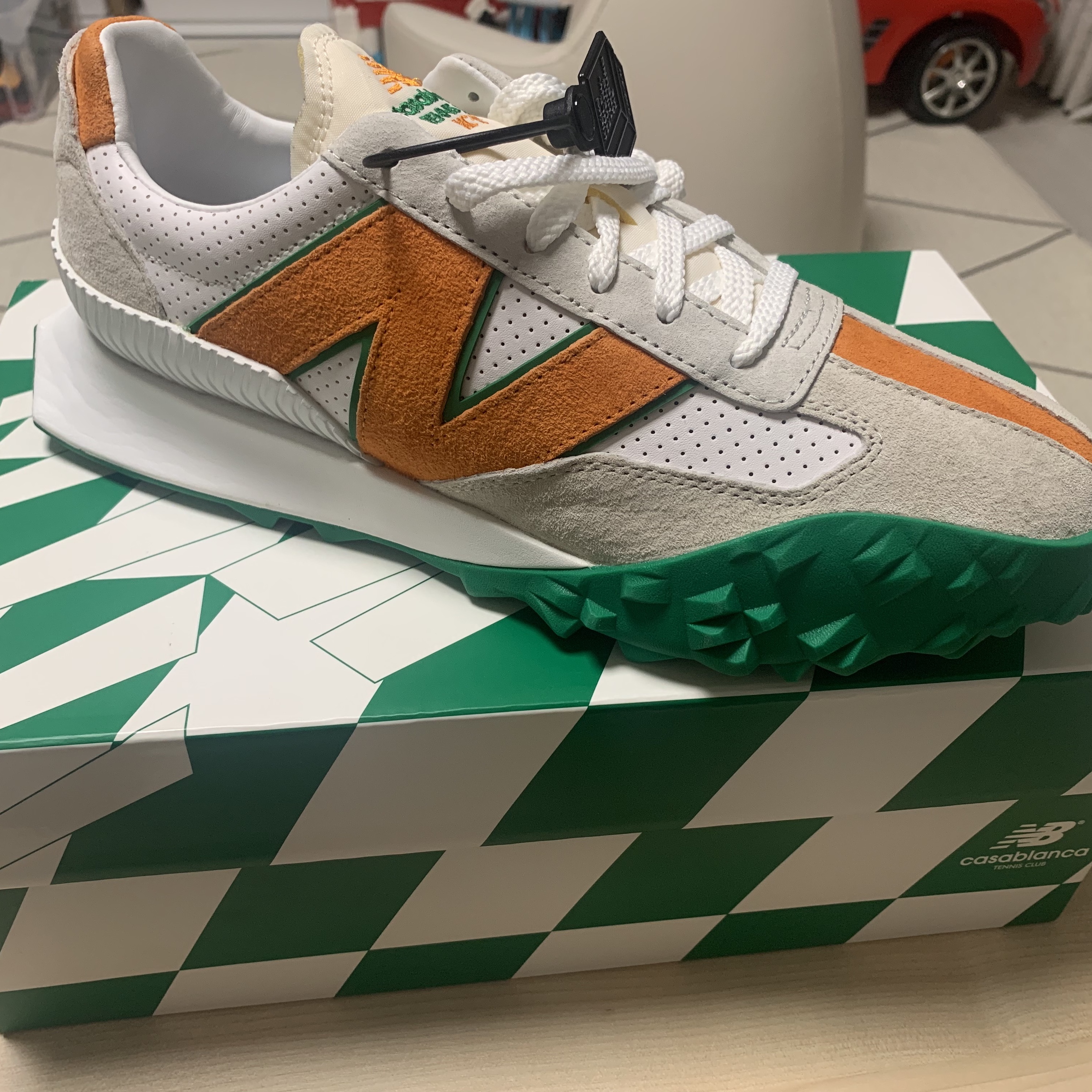 New Balance x Casablanca XC-72 Persimmon Jolly Green 착용 스타일
