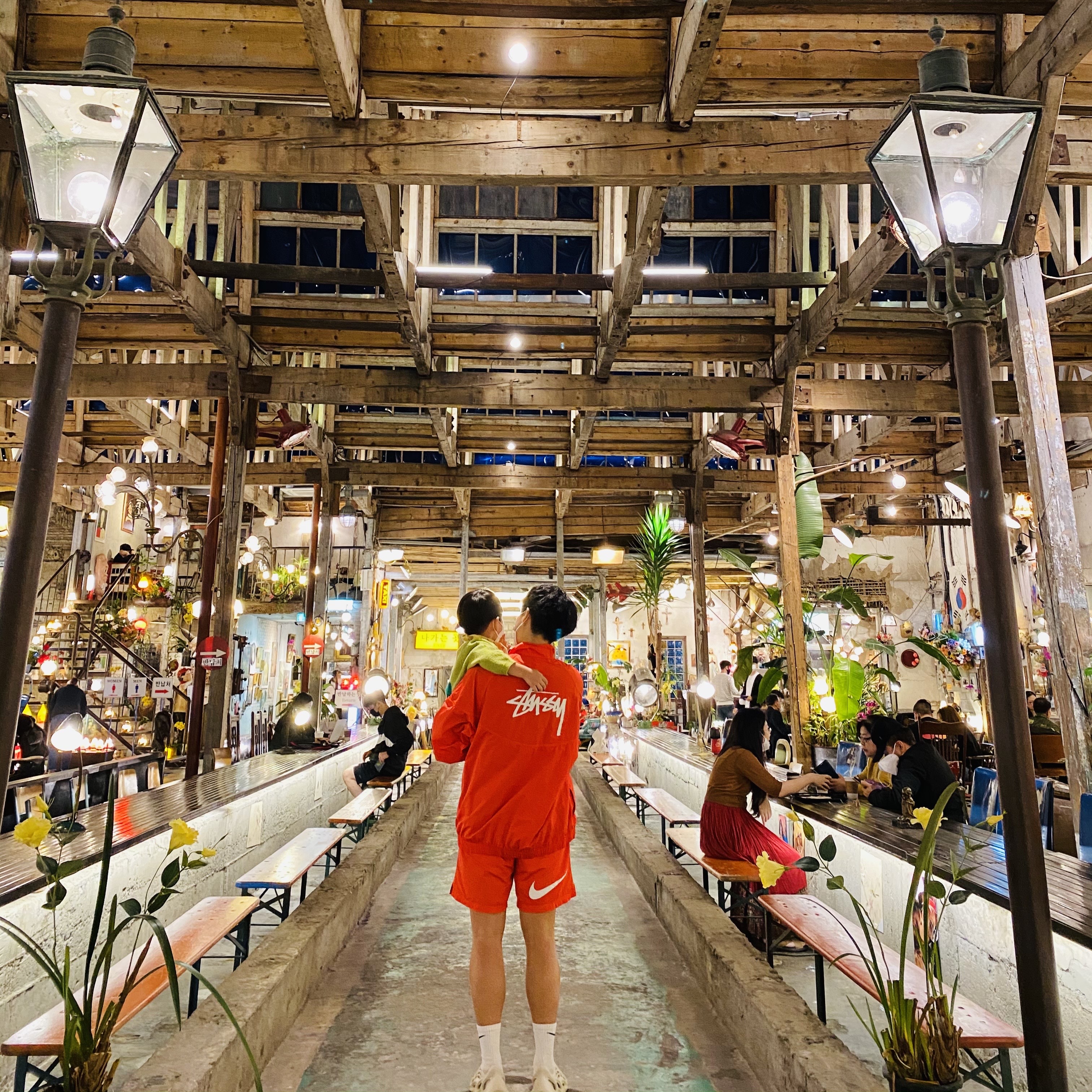 Nike x Stussy Windrunner Jacket Habanero Red, Nike x Stussy Water Shorts Habanero Red 착용 스타일