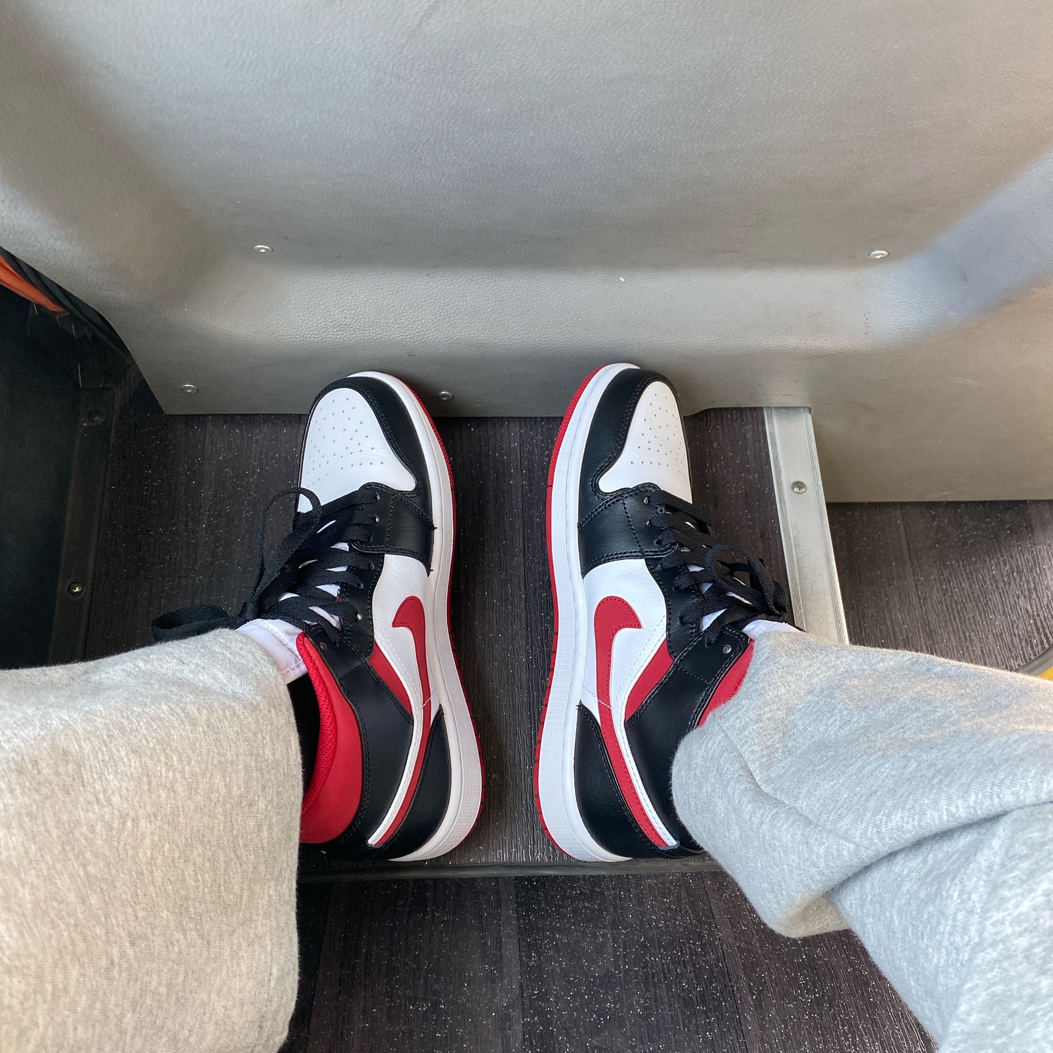 Jordan 1 Mid Gym Red Black White 착용 스타일