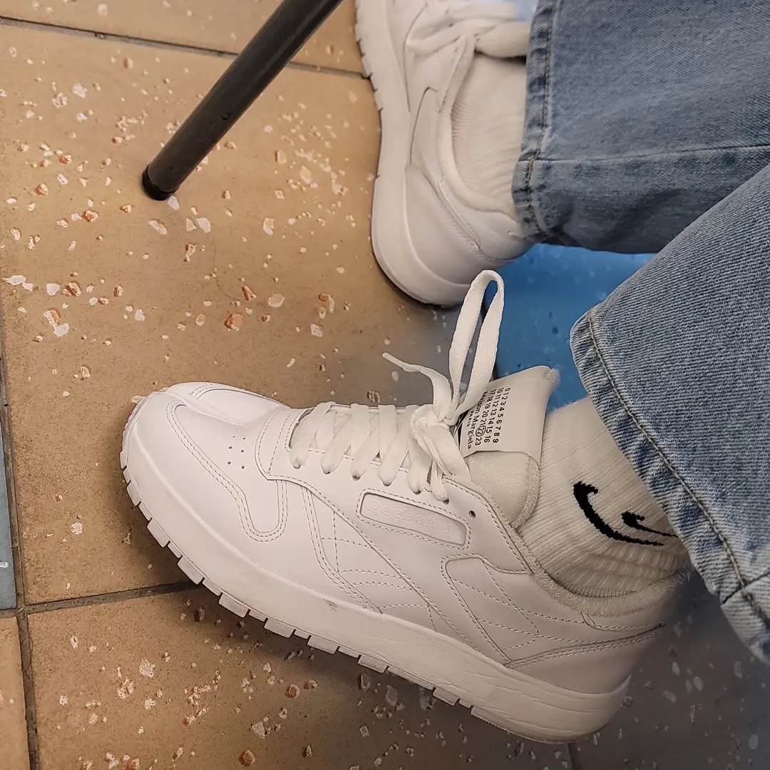Reebok x Maison Margiela Classic Leather Tabi Shoes White 착용 스타일