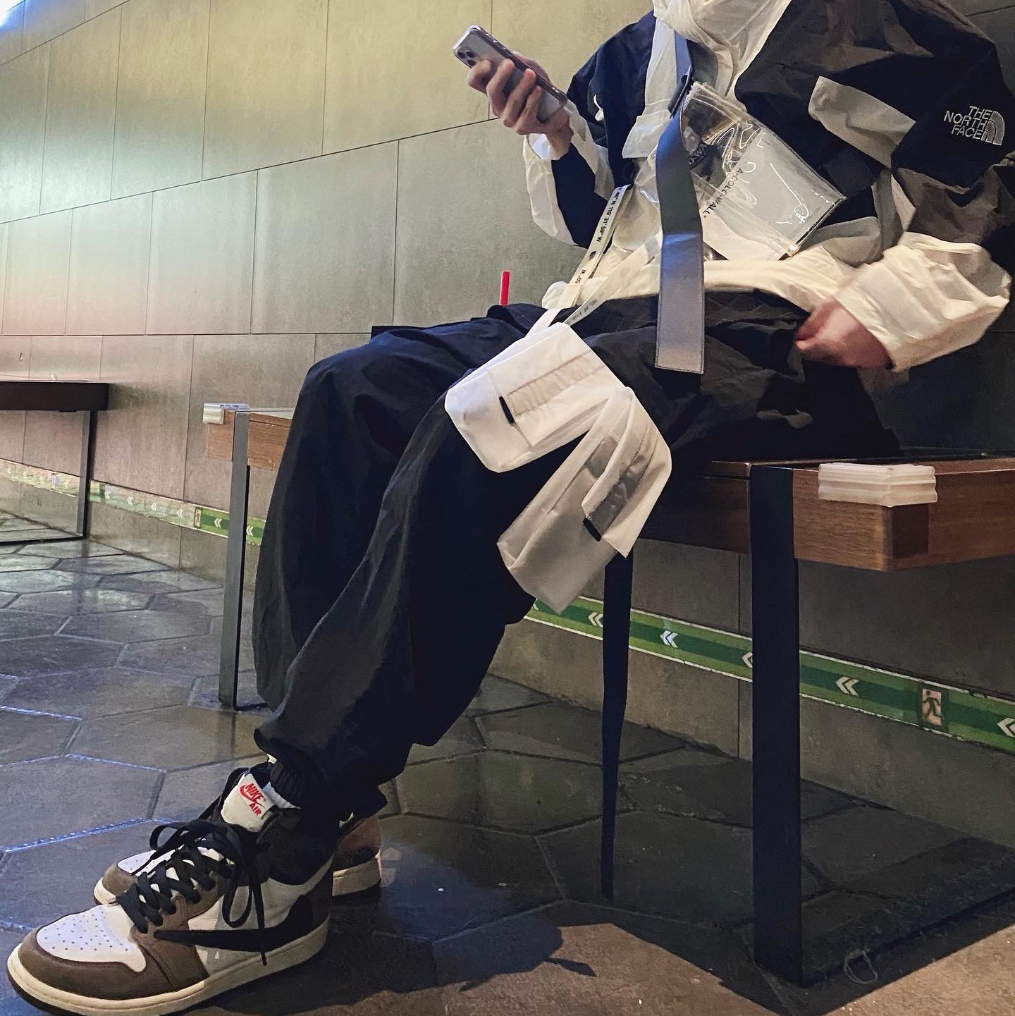 Jordan 1 x Travis Scott Retro High OG SP Mocha 착용 스타일 - 1