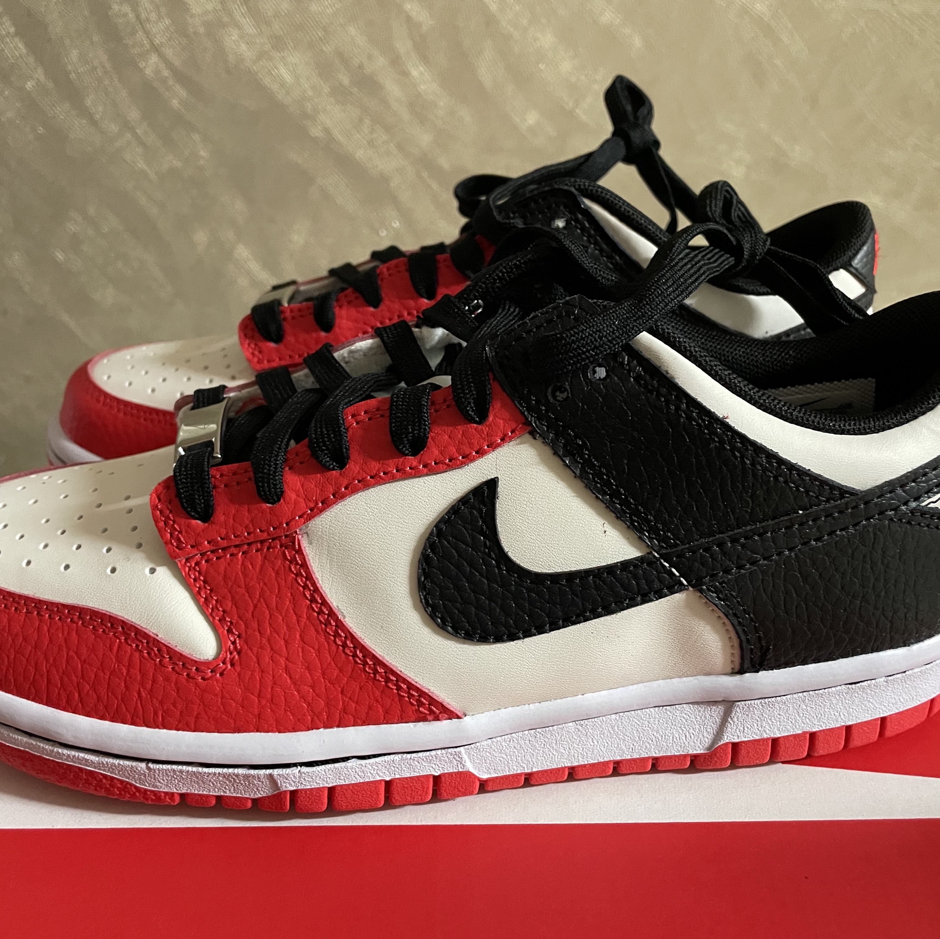 (GS) Nike x NBA Dunk Low Black and Chile Red 착용 스타일 - 1