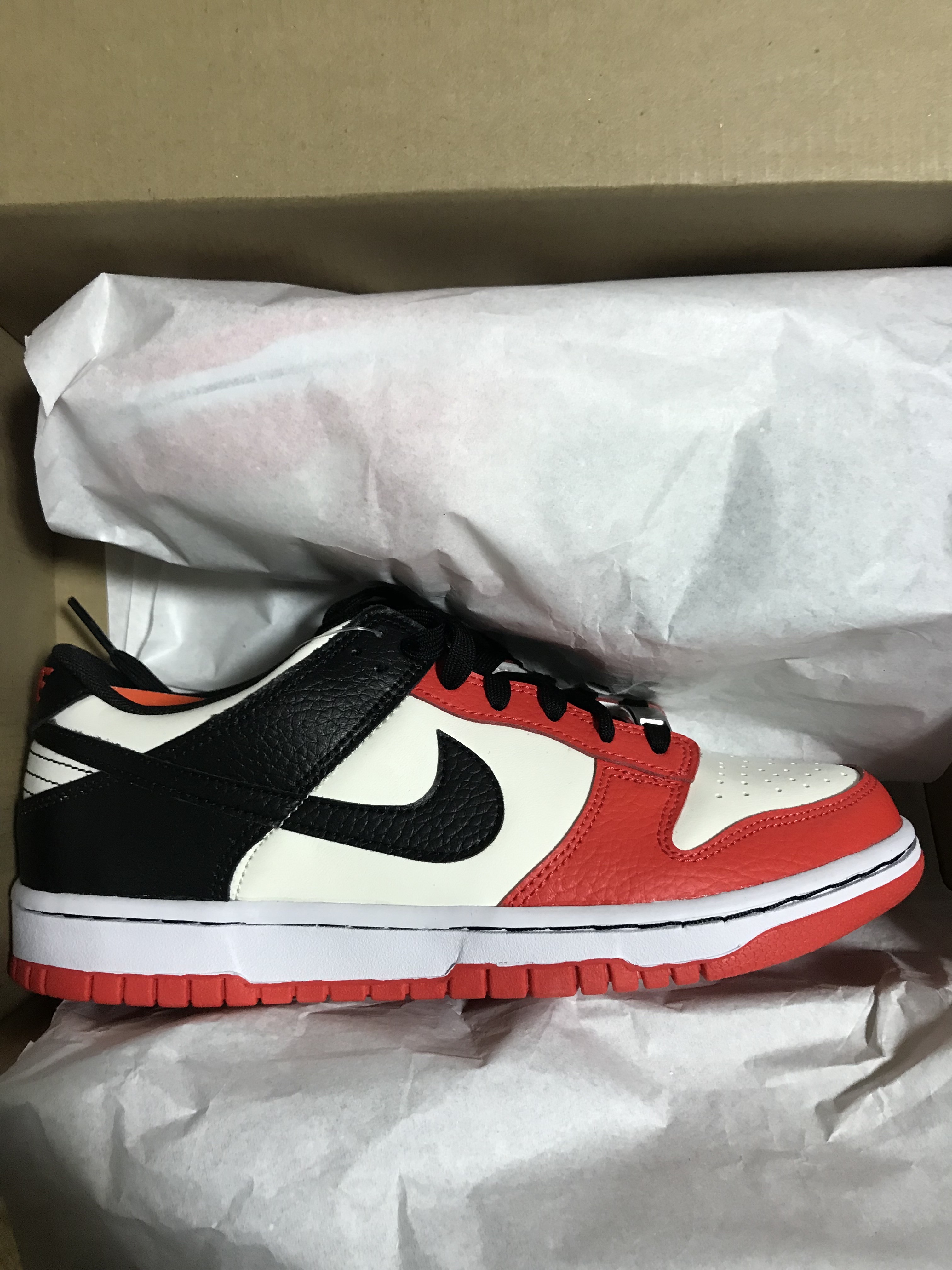 (GS) Nike x NBA Dunk Low Black and Chile Red 착용 스타일 - 1