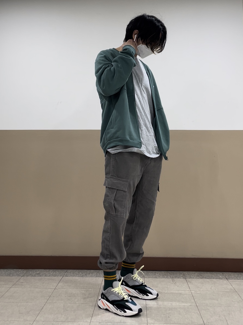 Adidas Yeezy Boost 700 Wave Runner Solid Grey 2017/2019 착용 스타일