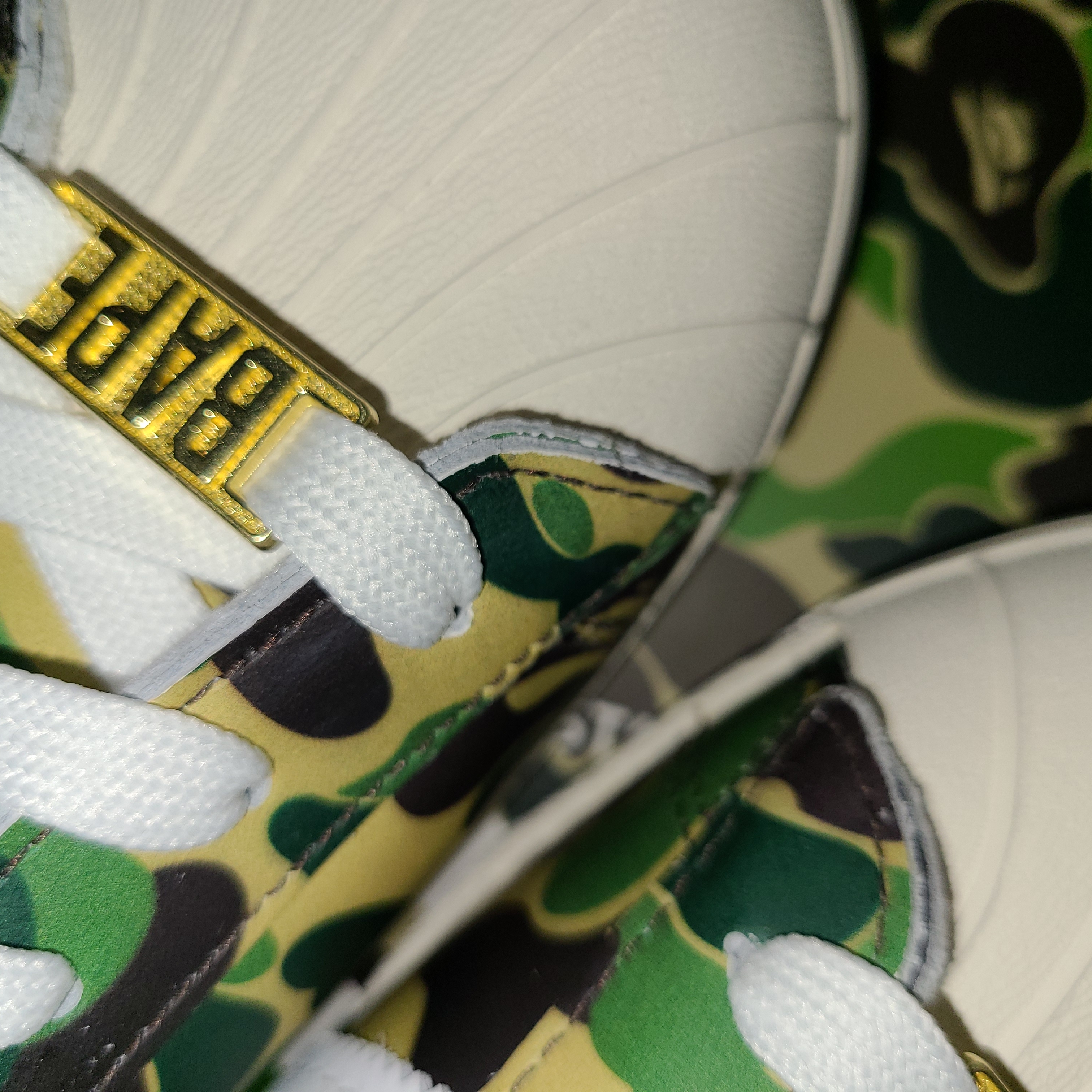 Adidas x BAPE Superstar 80s Green Camo 착용 스타일