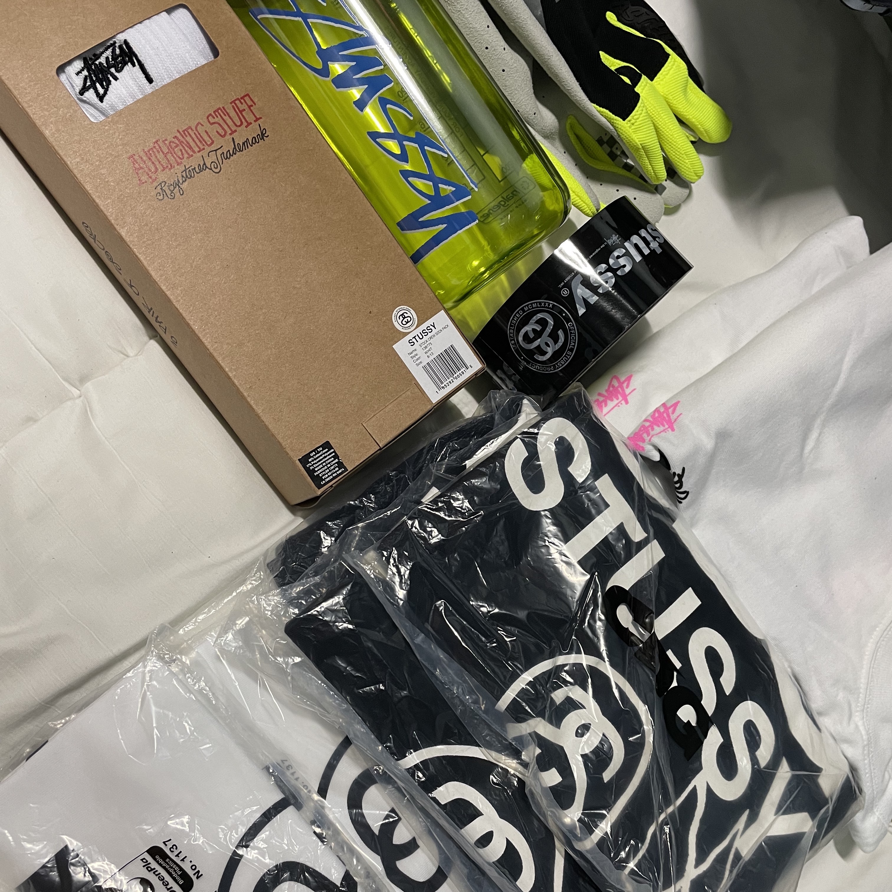 Stussy Nalgene Water Bottle Lime, Stussy Small Stock Crew Socks White (3 Pack) 착용 스타일