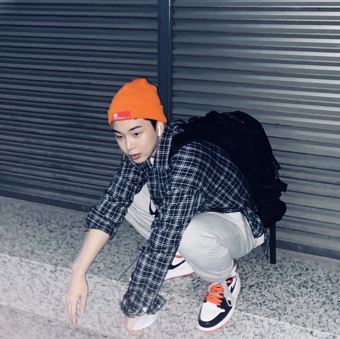 Jordan 1 Retro High OG Electro Orange 착용 스타일