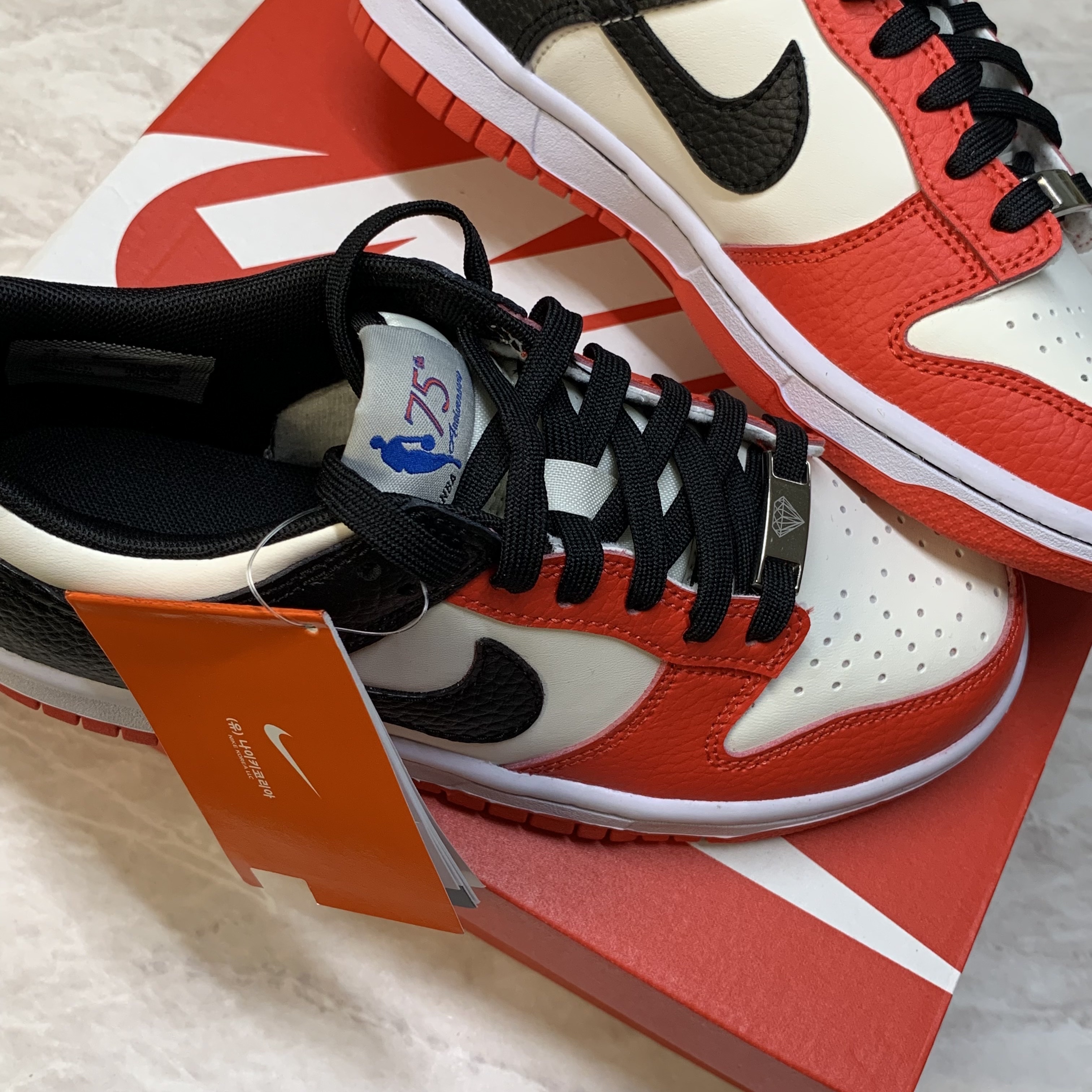 (GS) Nike x NBA Dunk Low Black and Chile Red 착용 스타일