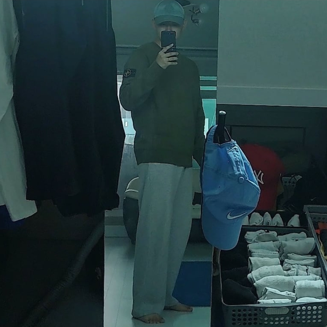 Stone Island 99576 Nylon Metal 6-Panel Cap Aqua - 21SS, Stone Island 63051 Crewneck Sweatshirt Olive Green - 21SS 착용 스타일